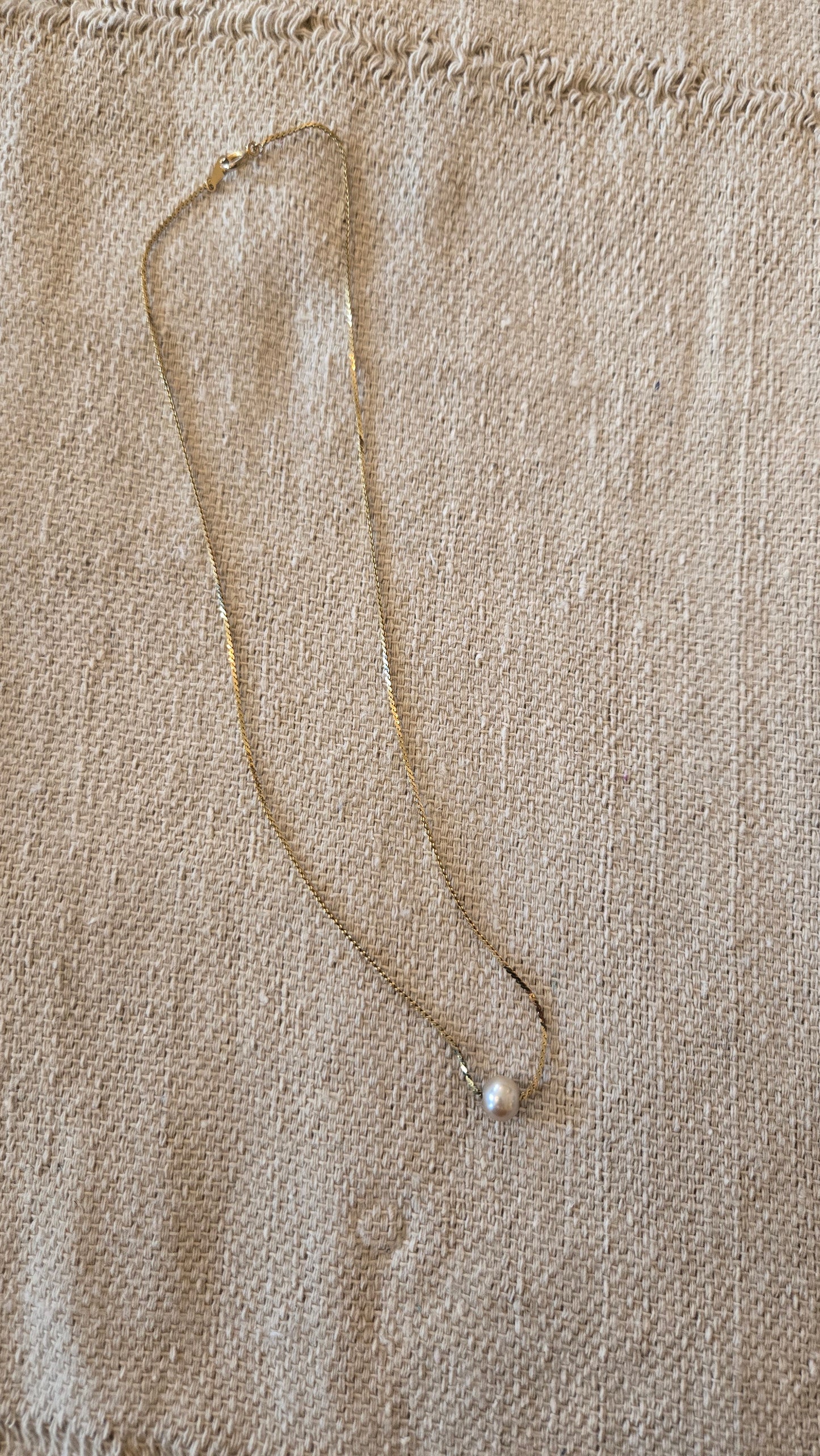 Gold chain necklace with single pearl necklace