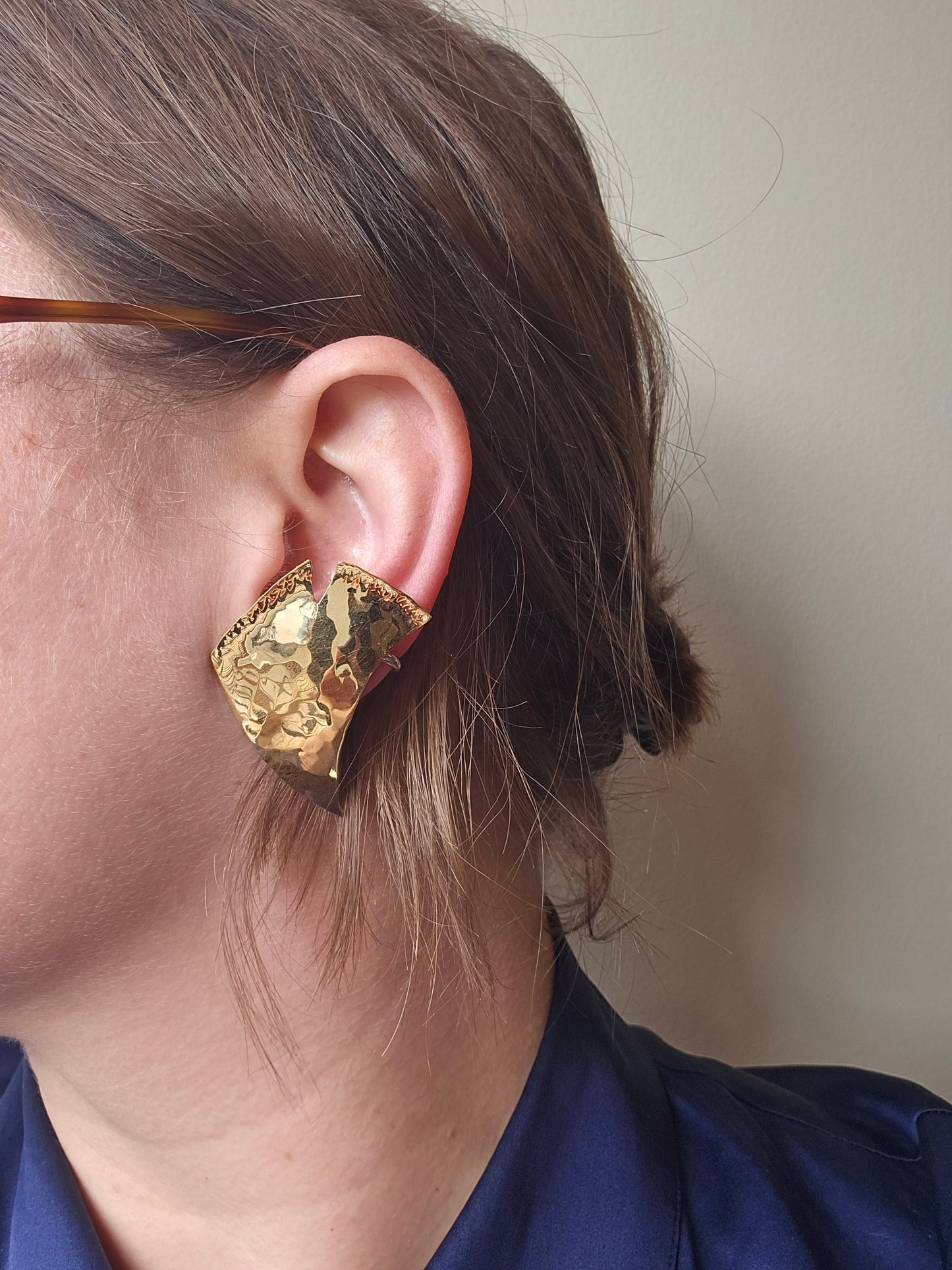 Hammered gold split earrings