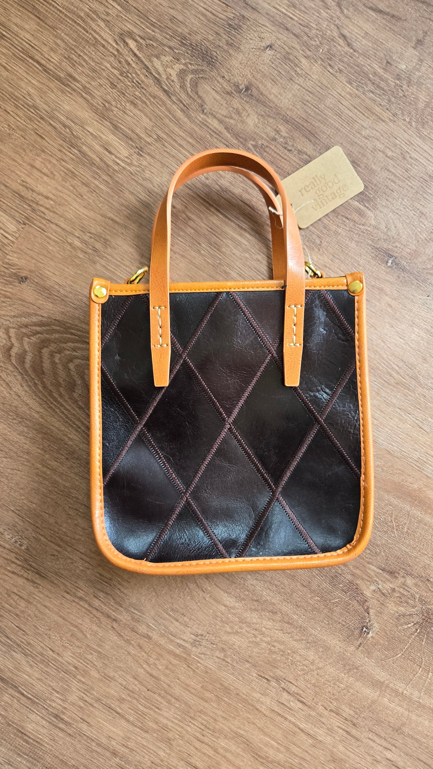 Contrast trim purse