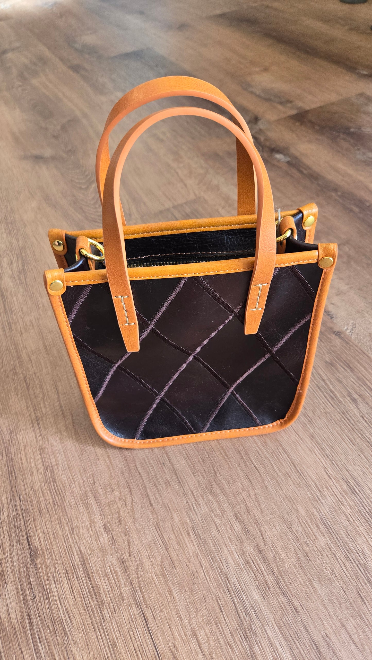Contrast trim purse