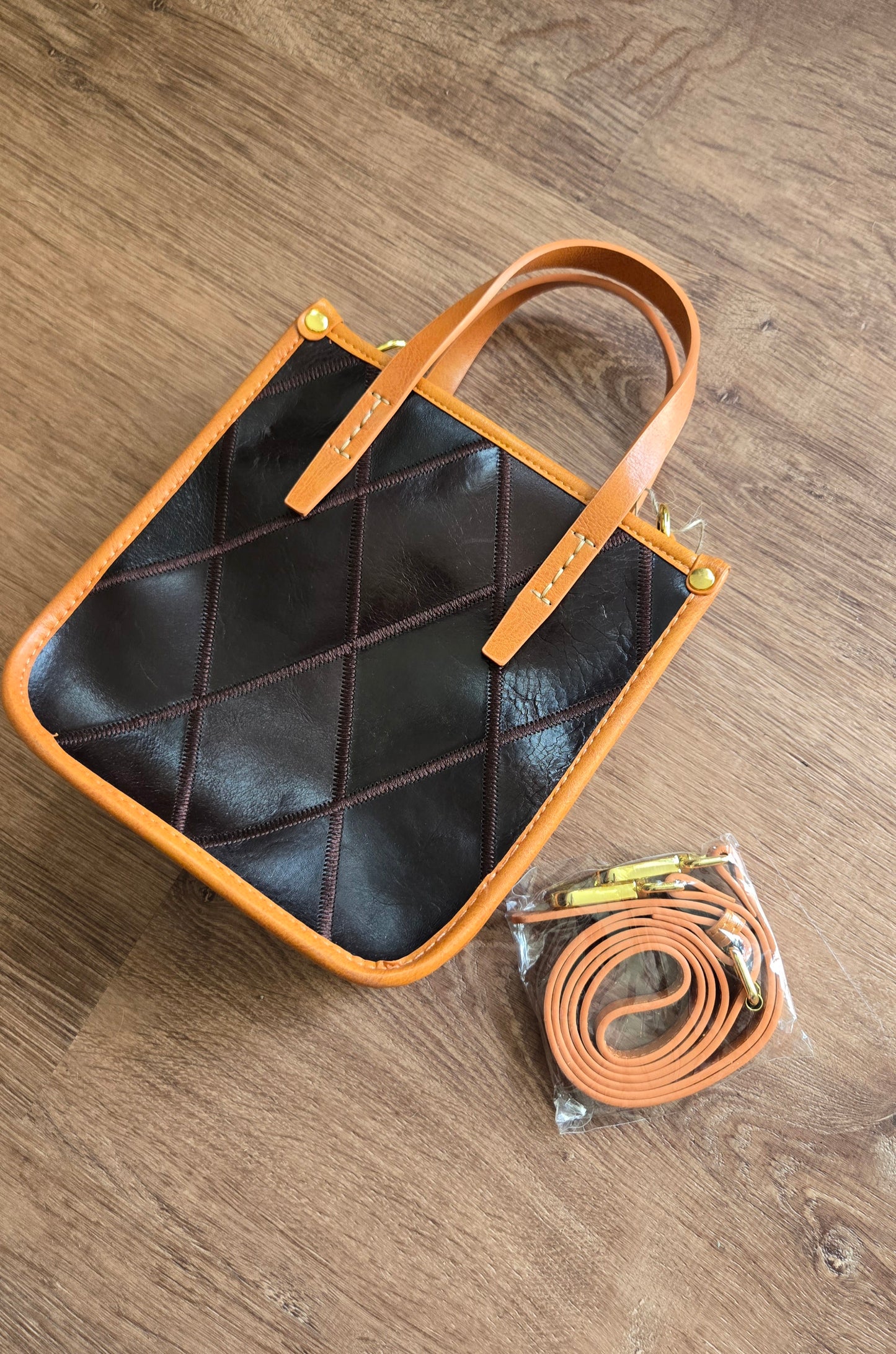 Contrast trim purse
