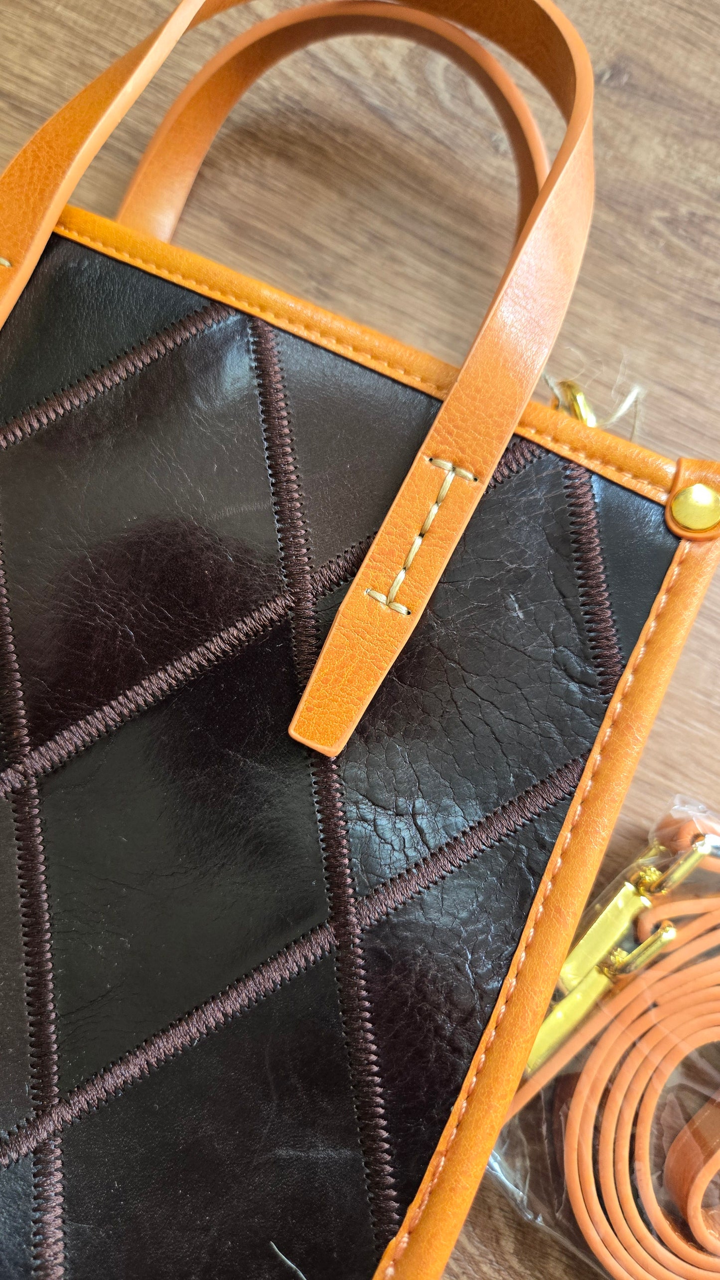 Contrast trim purse