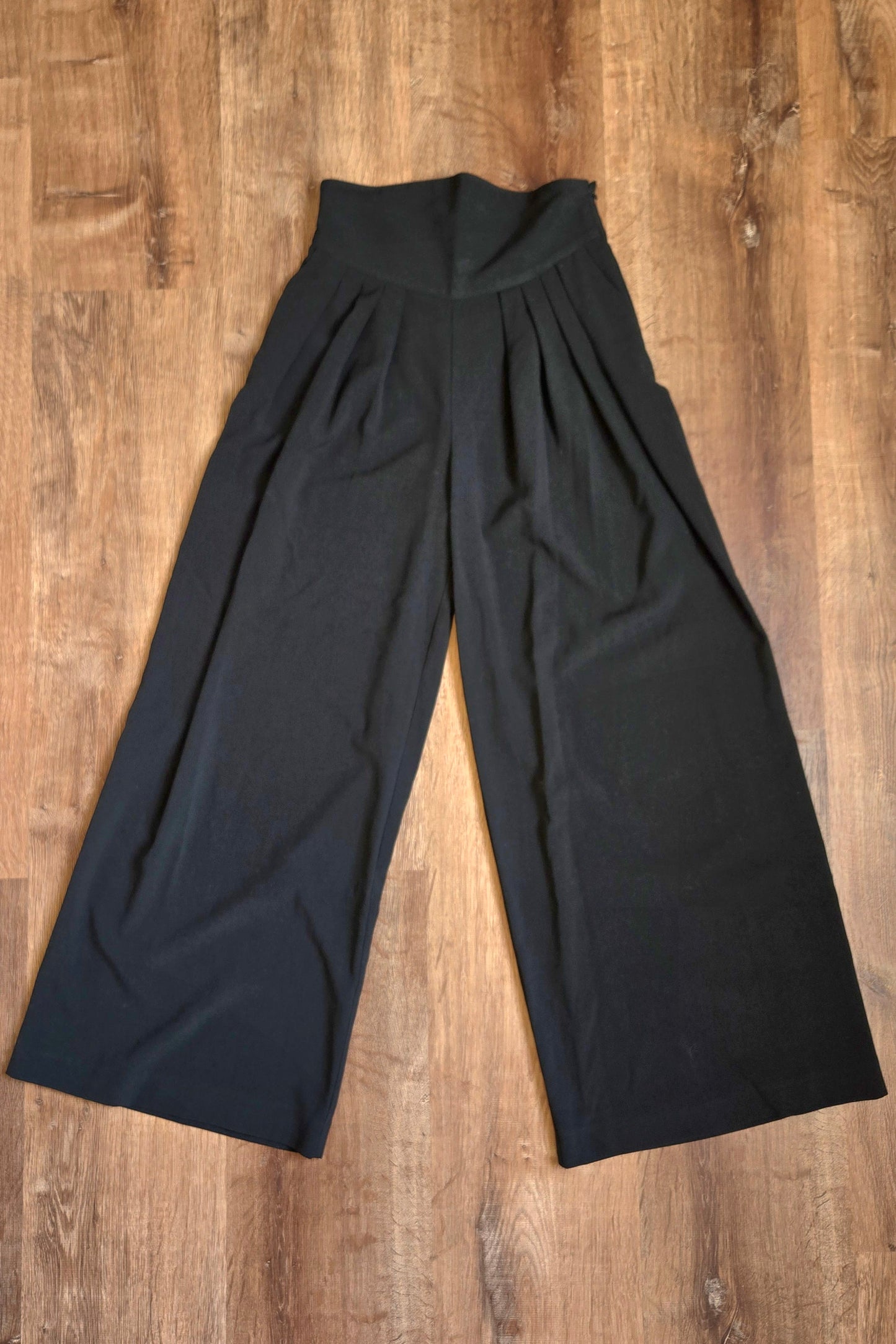 Wide leg curved high waist pants
