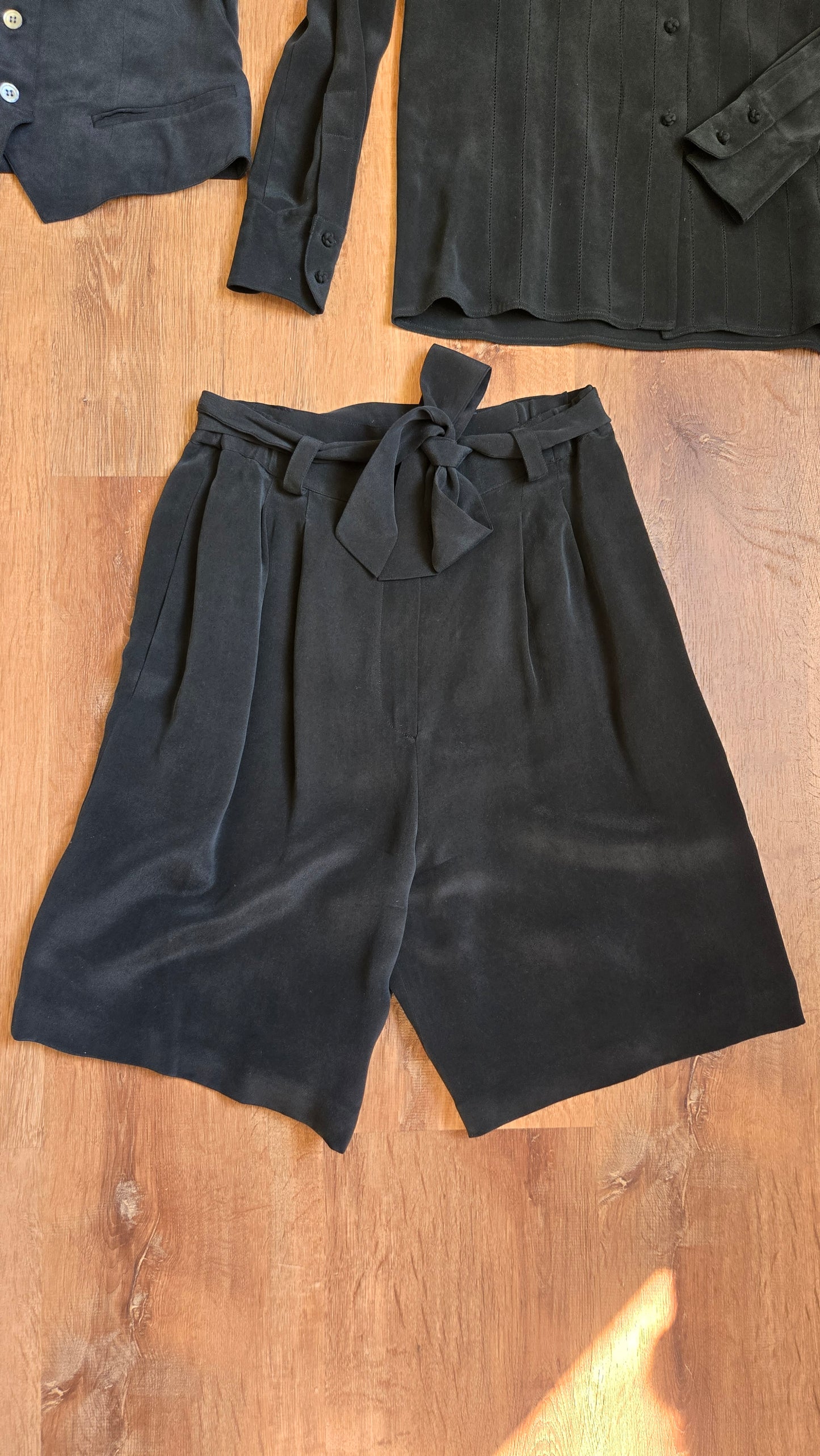 Due per Due black silk three-piece set