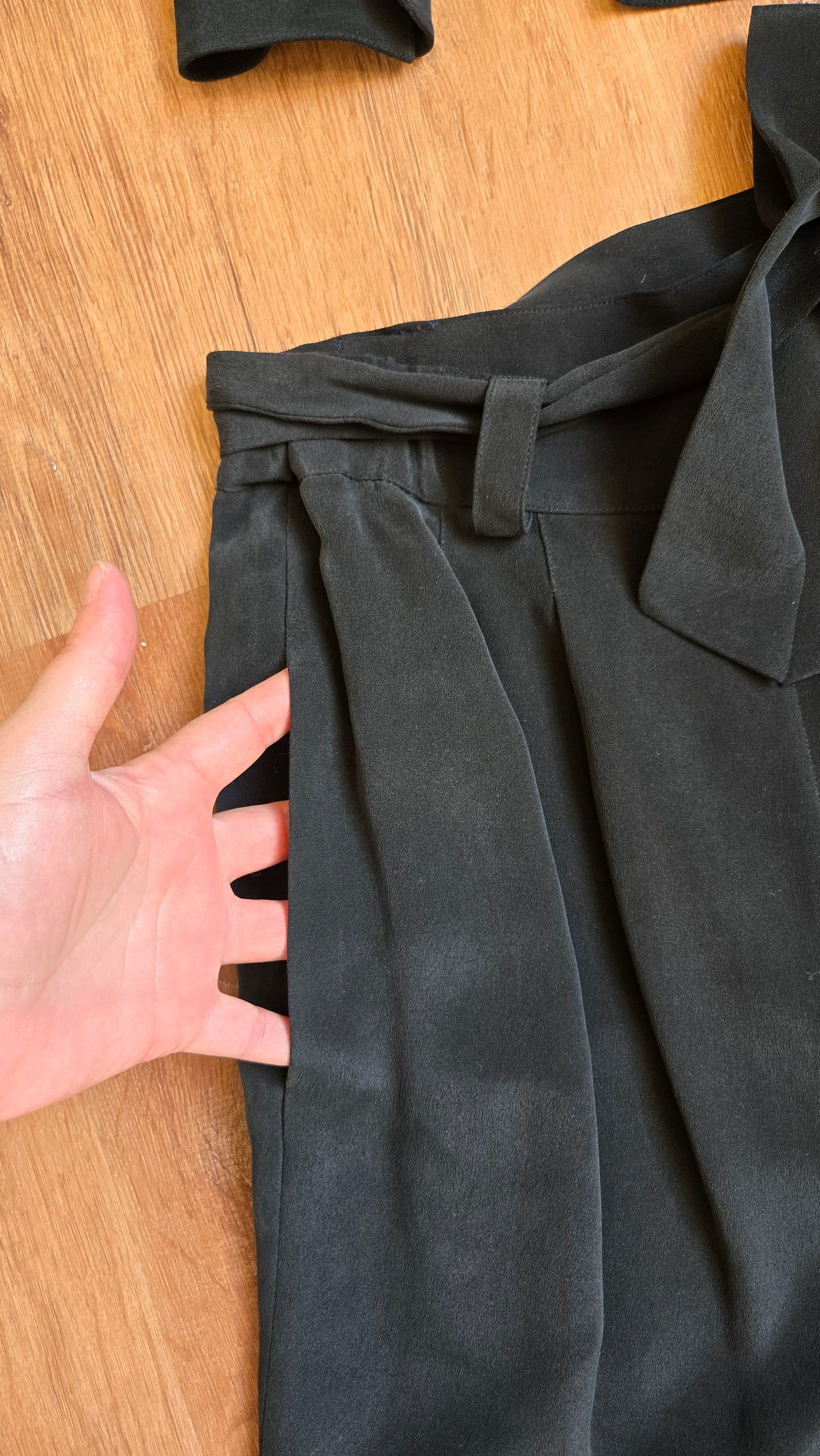 Due per Due black silk three-piece set