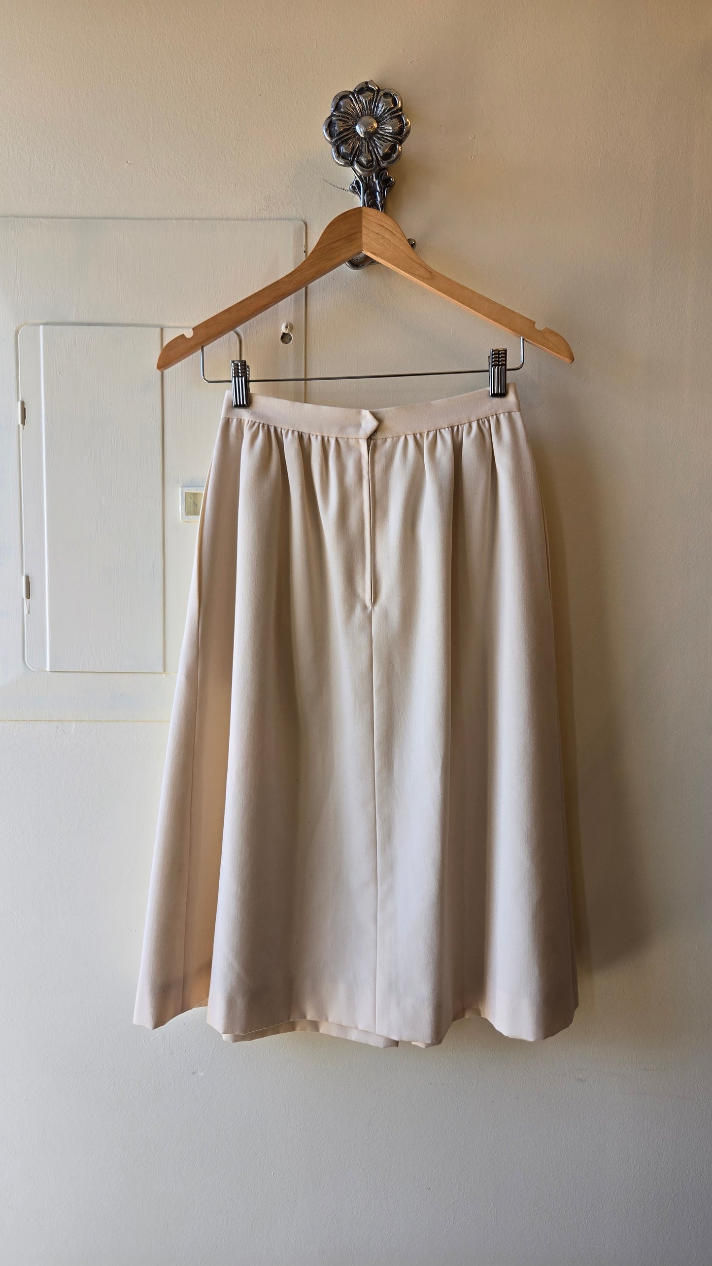 Cream pleated skirt - pockets!