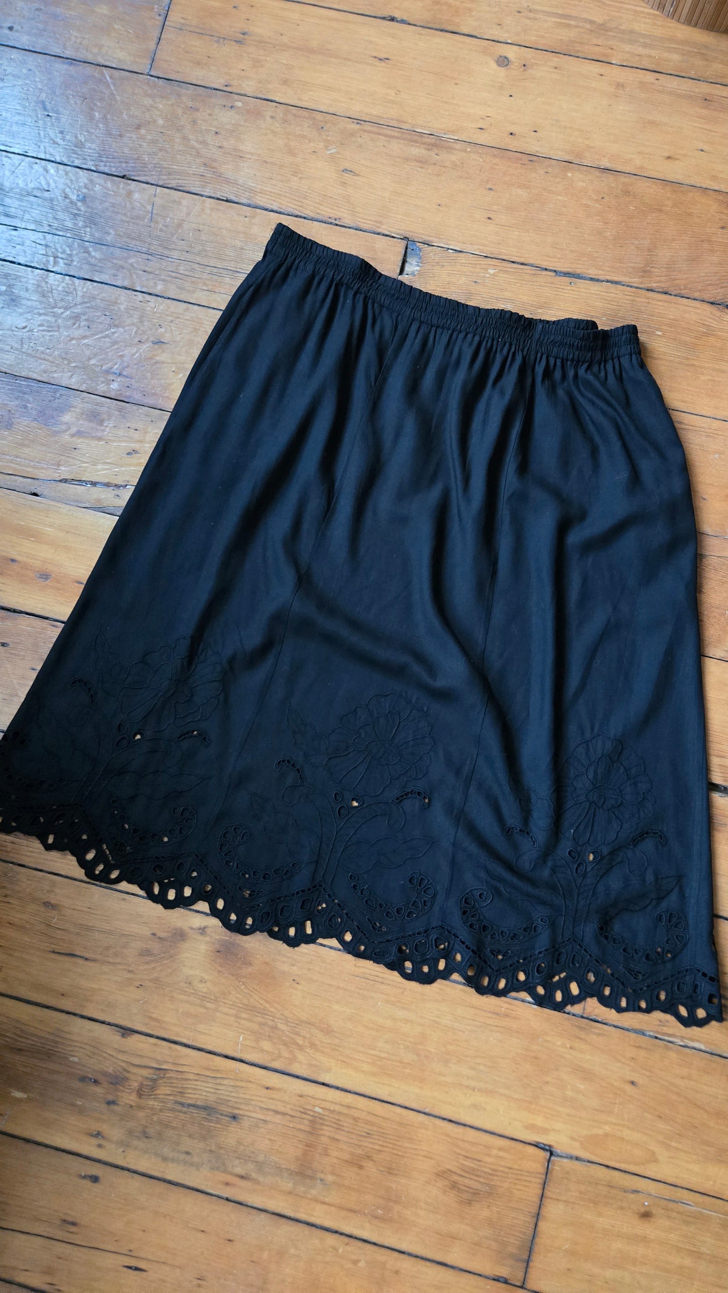 Black floral cut-lace hem skirt