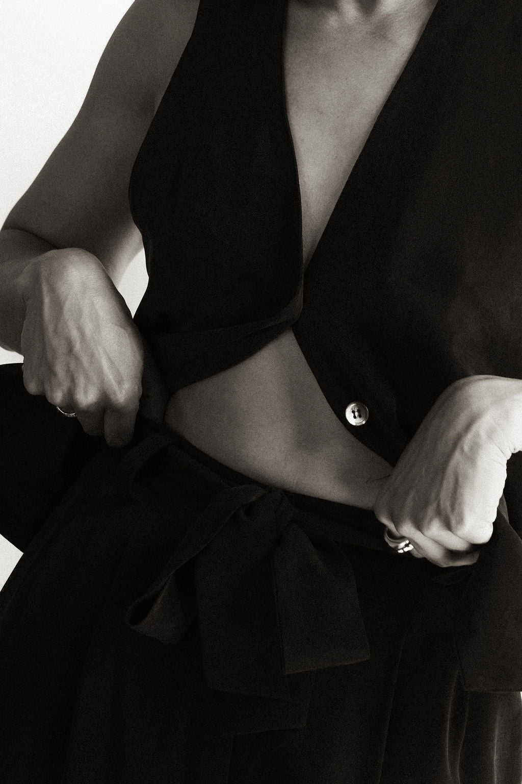 Due per Due black silk three-piece set