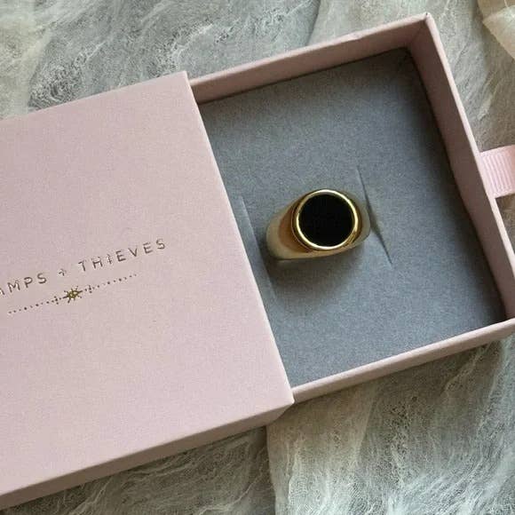 Maiza Signet Ring: 6