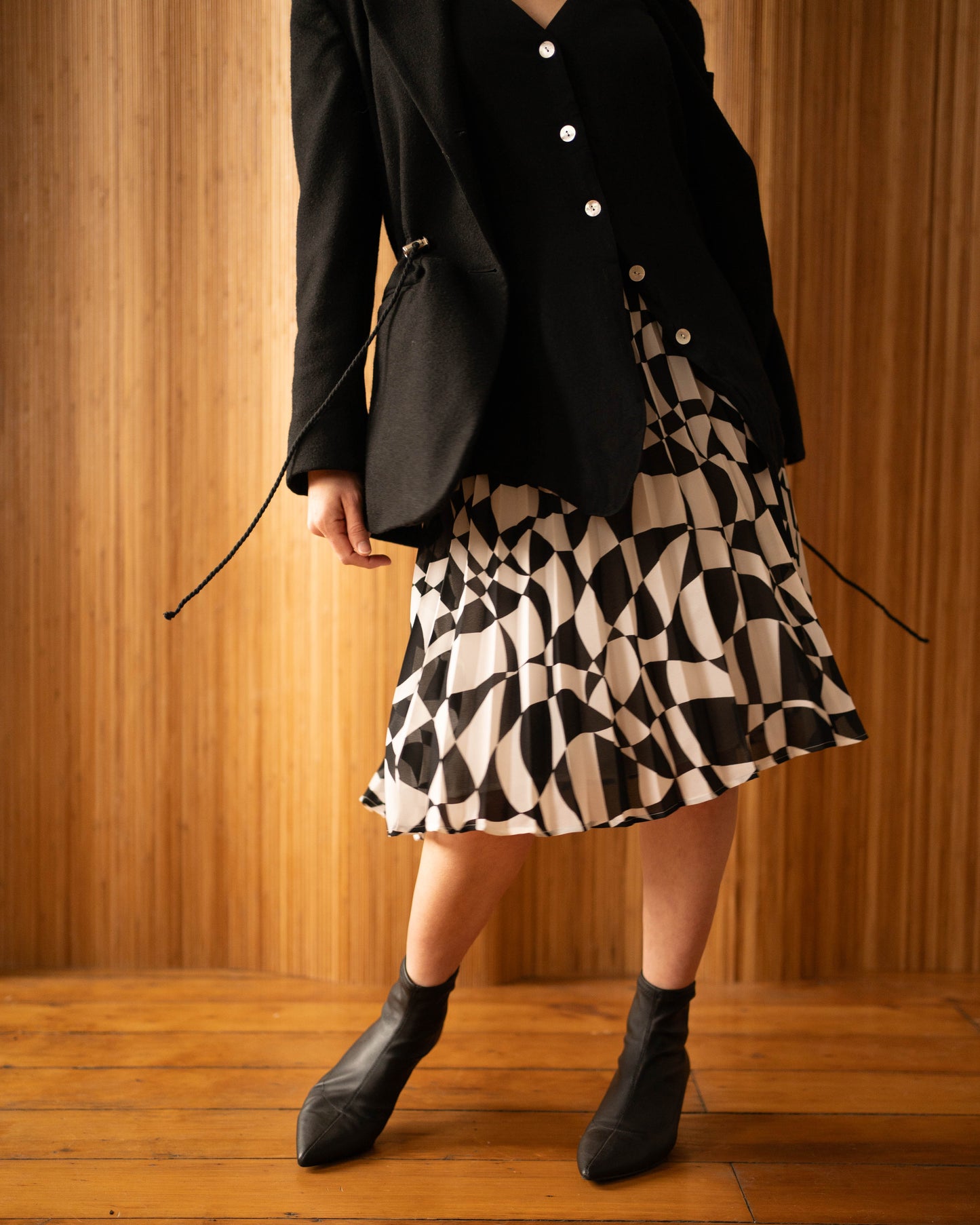 Lord & Taylor B&W psychedelic check pleated skirt