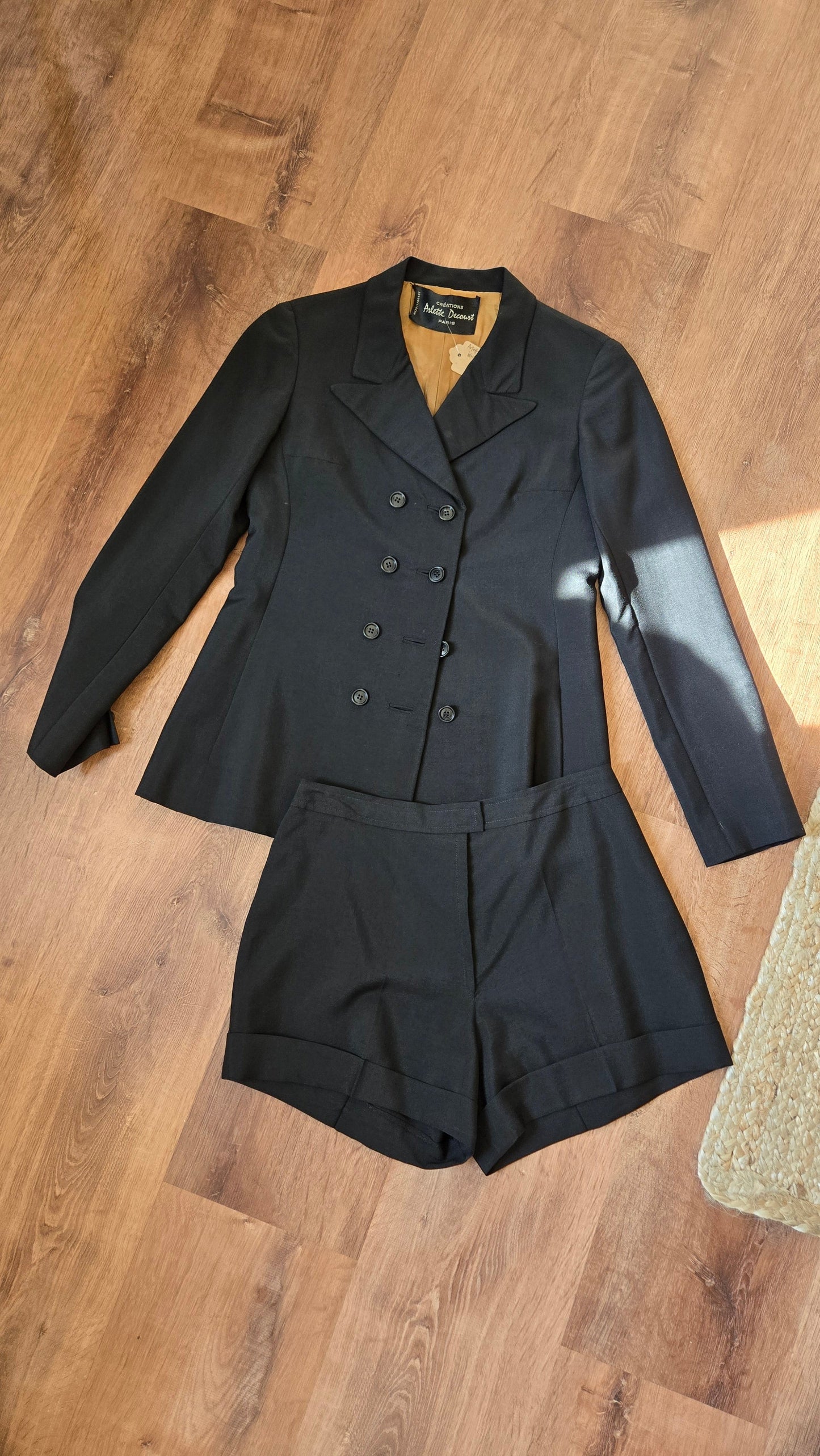 Arlette Decourt black short suit