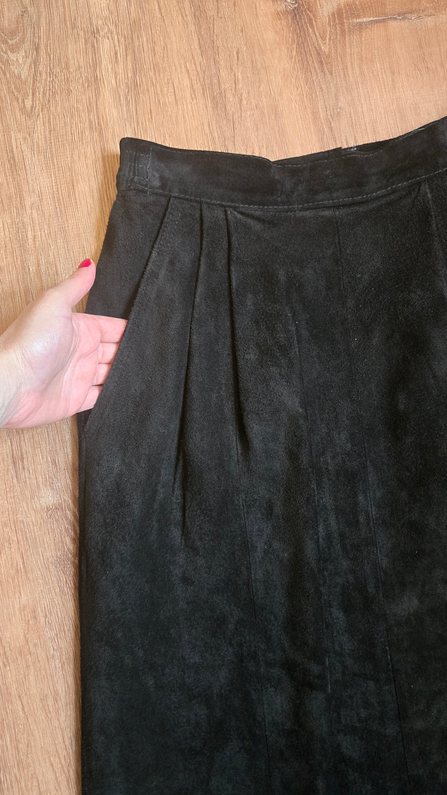 Authentic black suede midiskirt w pockets