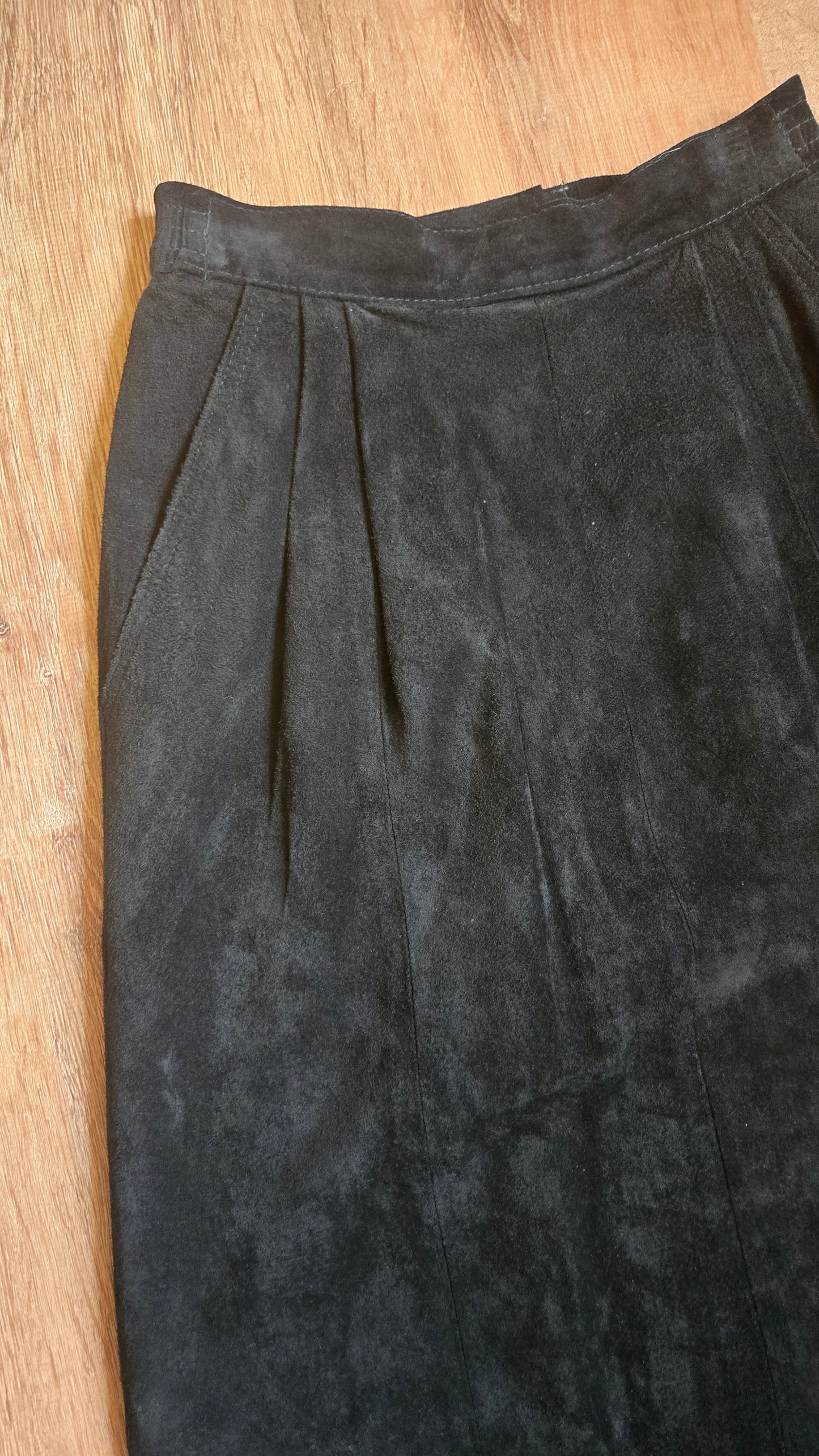 Authentic black suede midiskirt w pockets