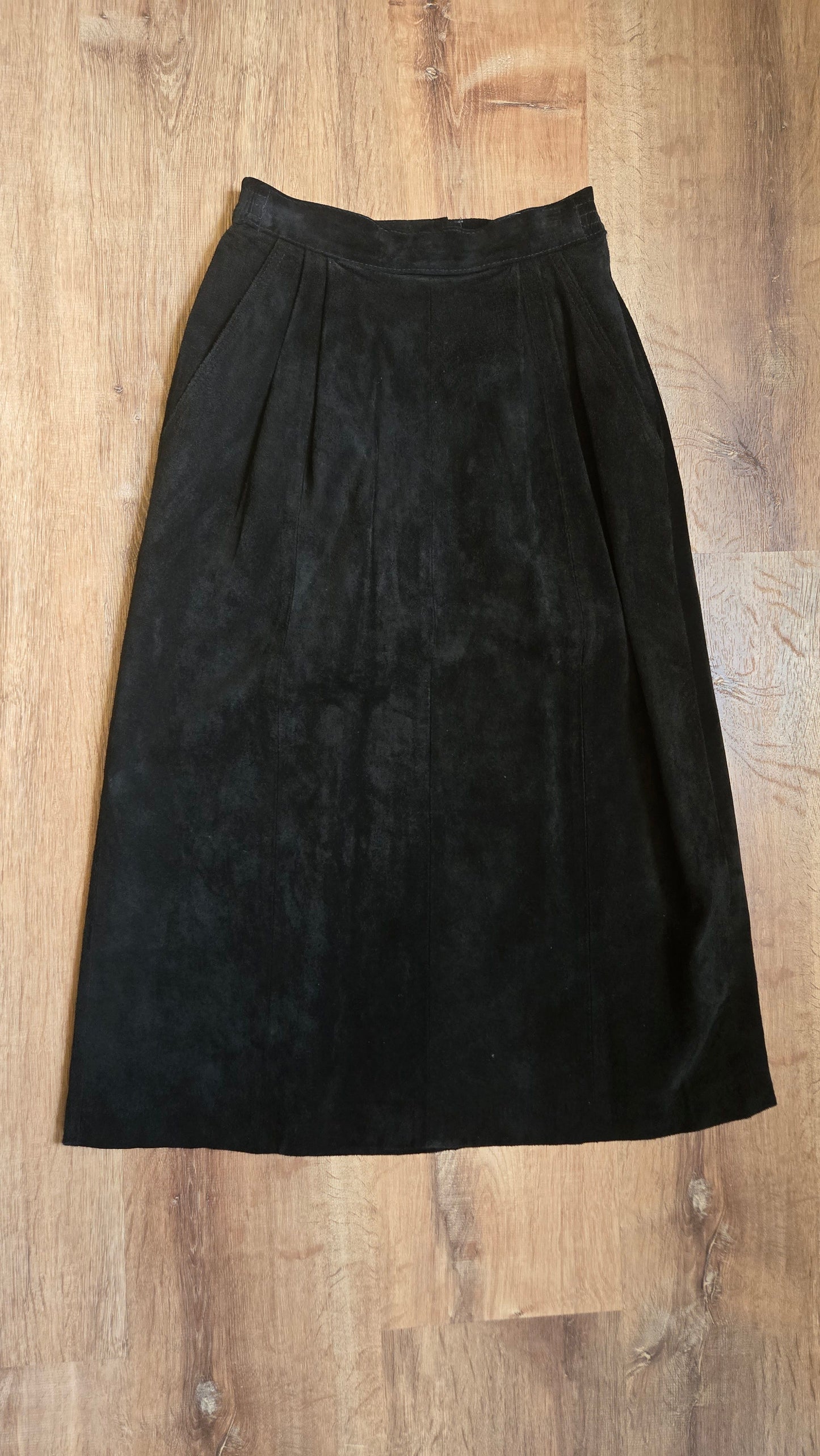 Authentic black suede midiskirt w pockets