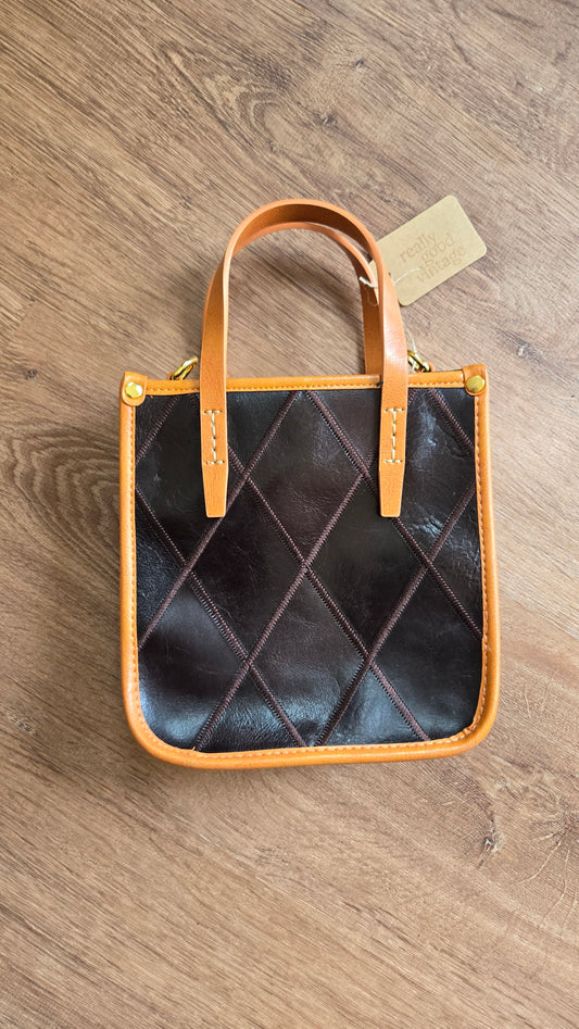 Contrast trim purse