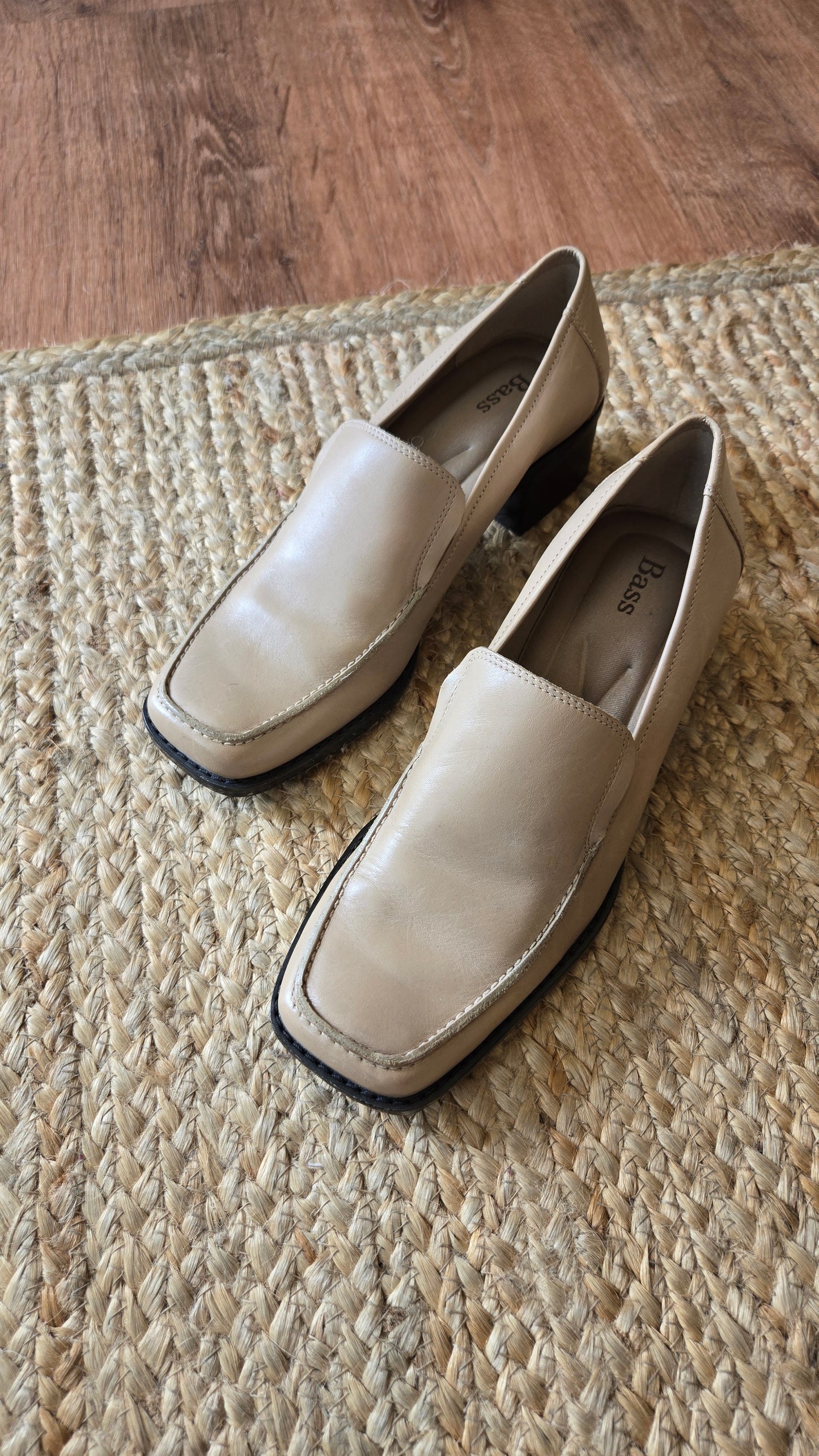 Bass beige leather heeled loafers