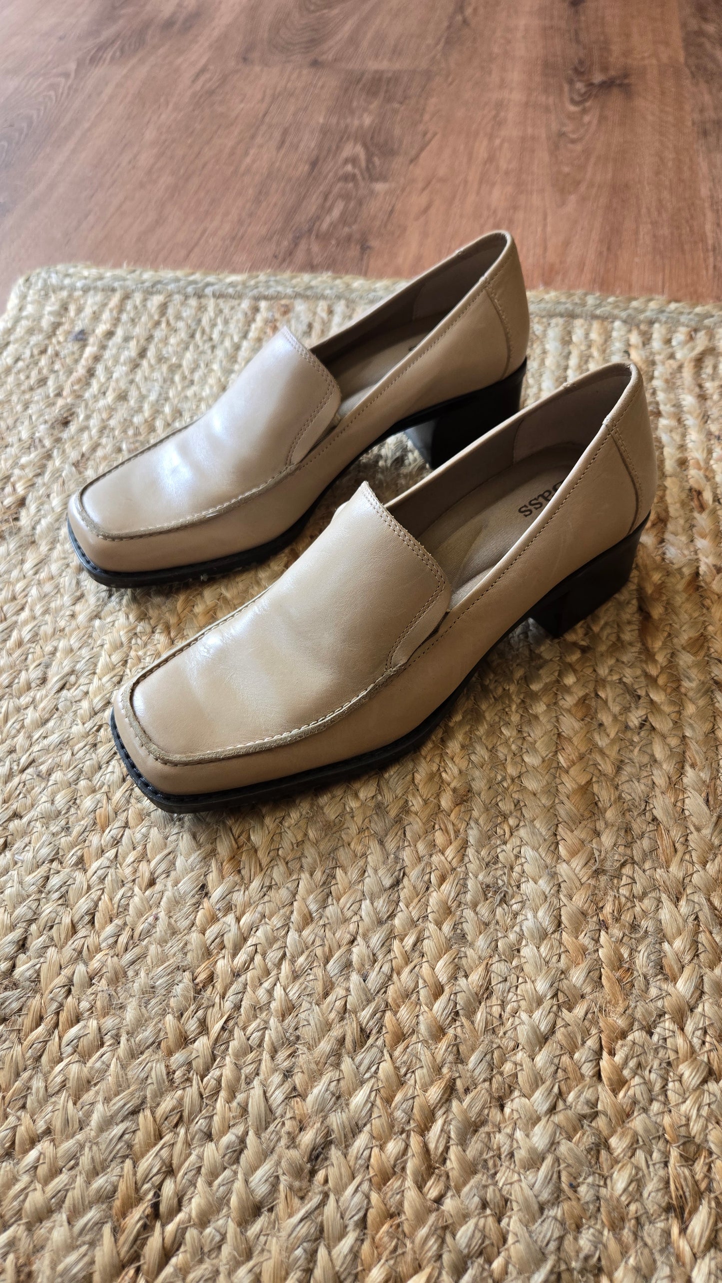 Bass beige leather heeled loafers