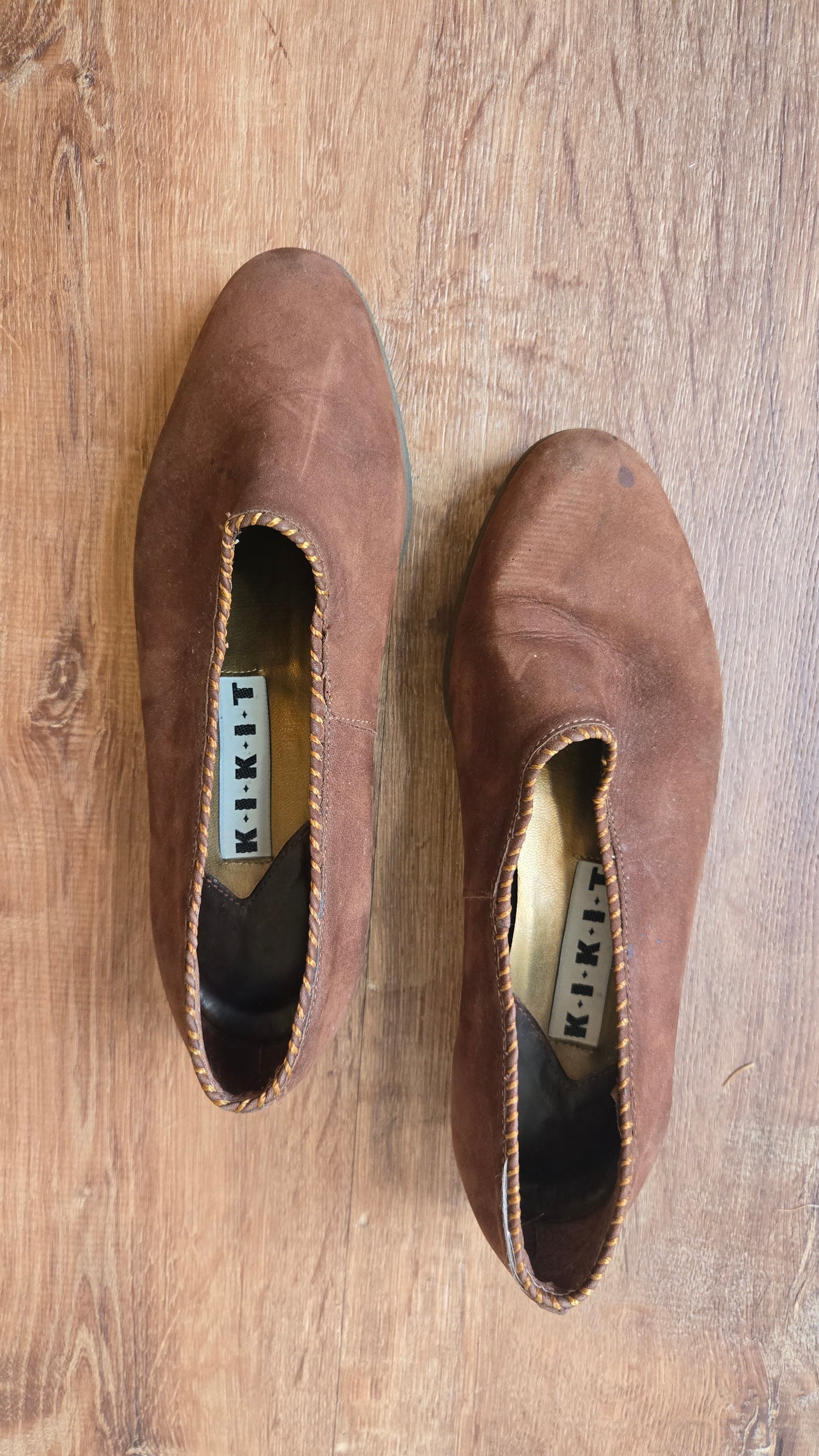 Kikit tawny suede flats, sz 6