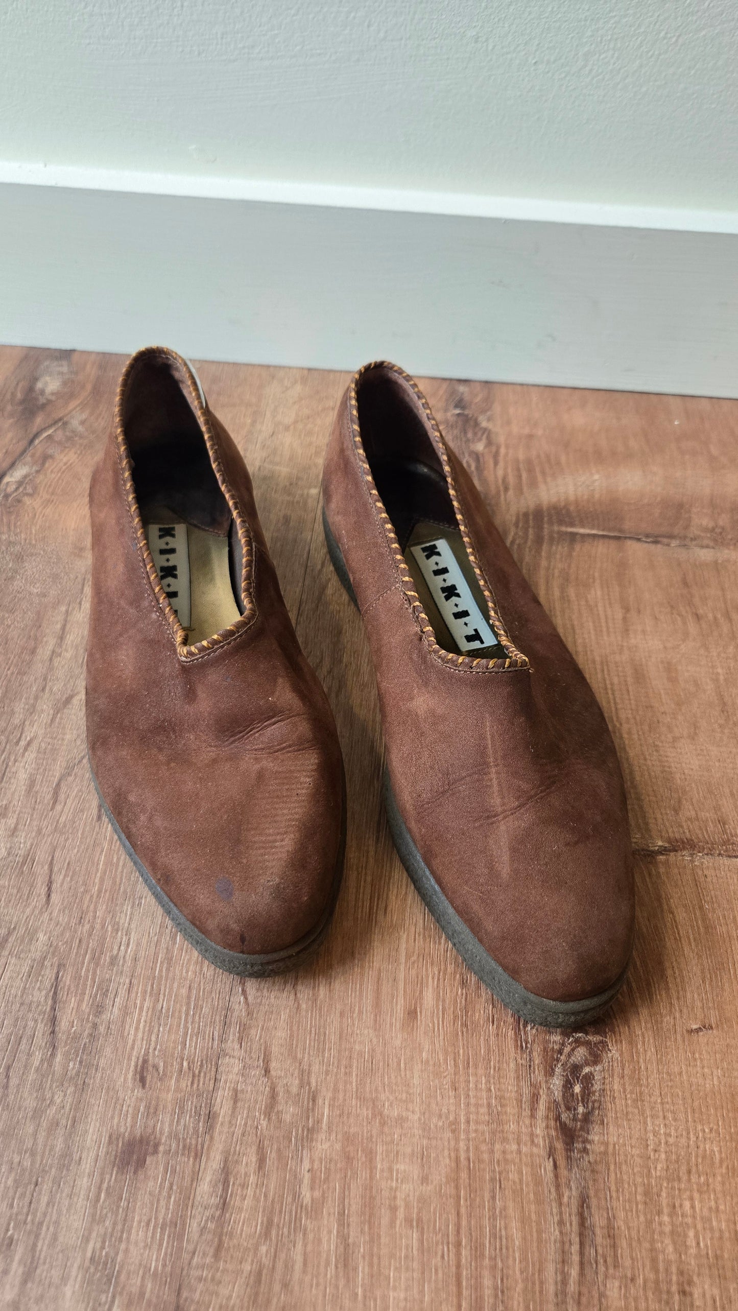 Kikit tawny suede flats, sz 6