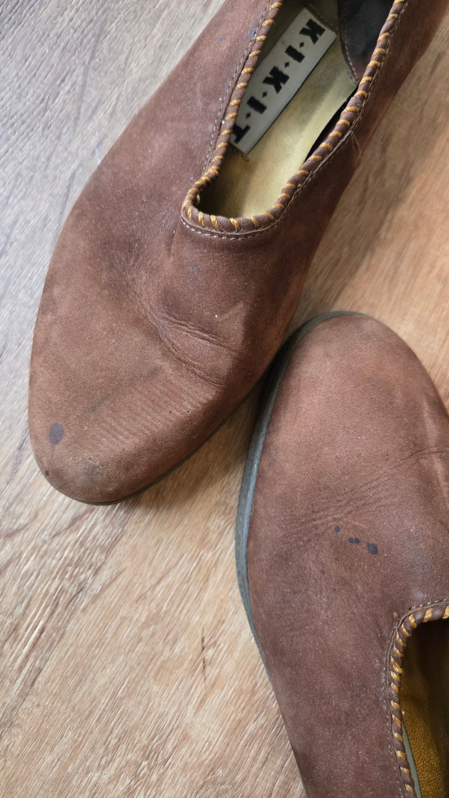 Kikit tawny suede flats, sz 6