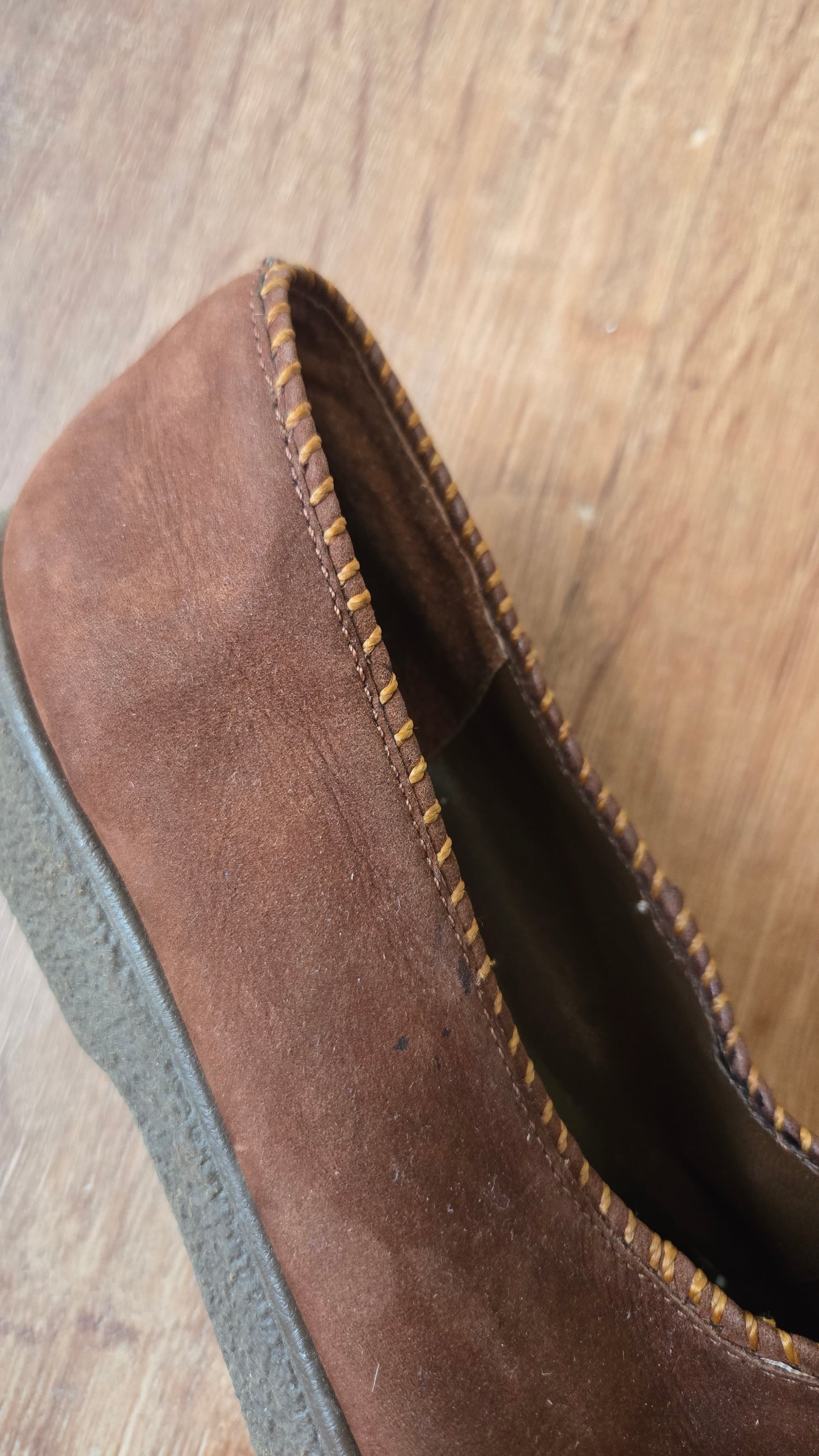 Kikit tawny suede flats, sz 6