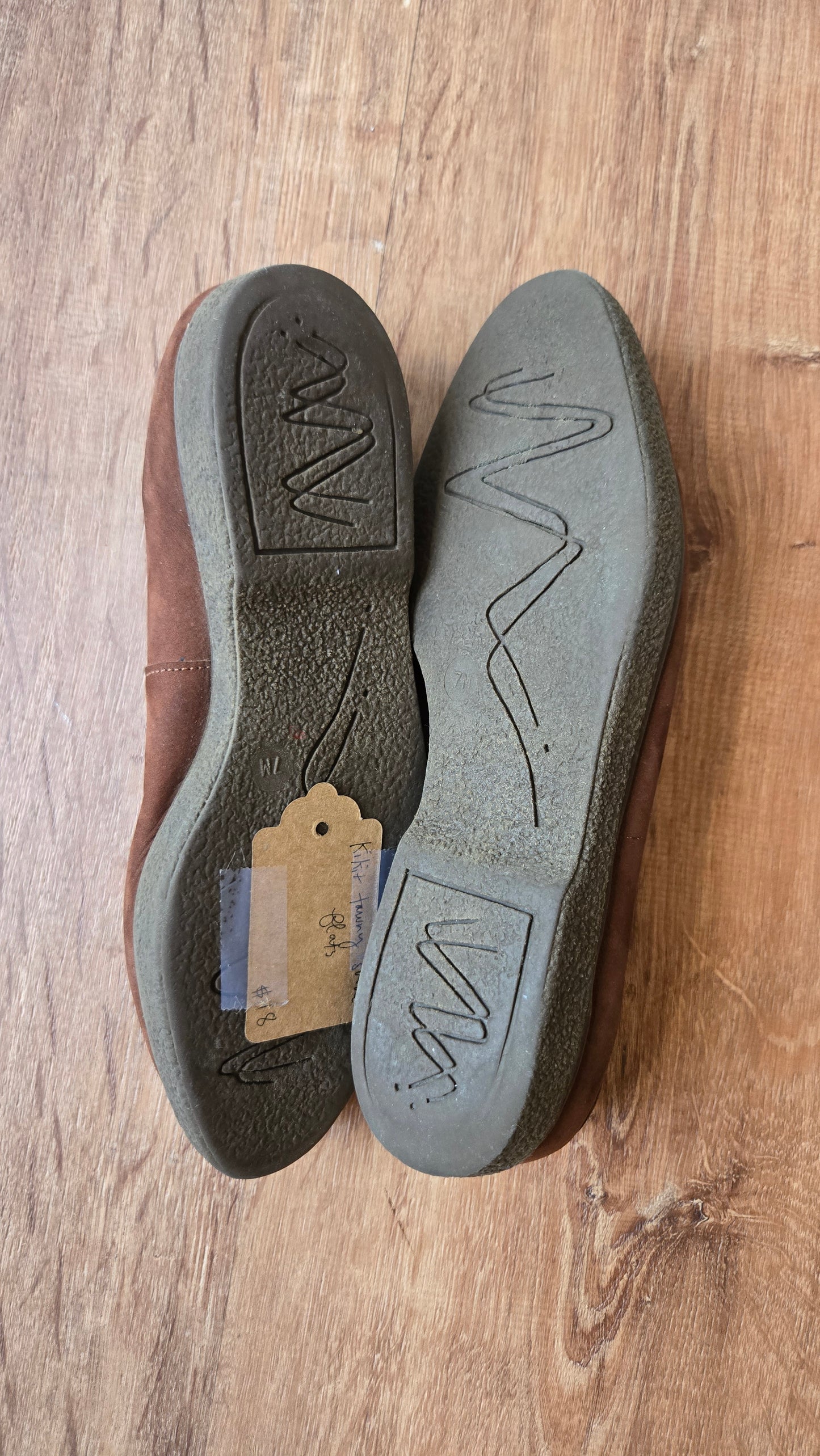 Kikit tawny suede flats, sz 6