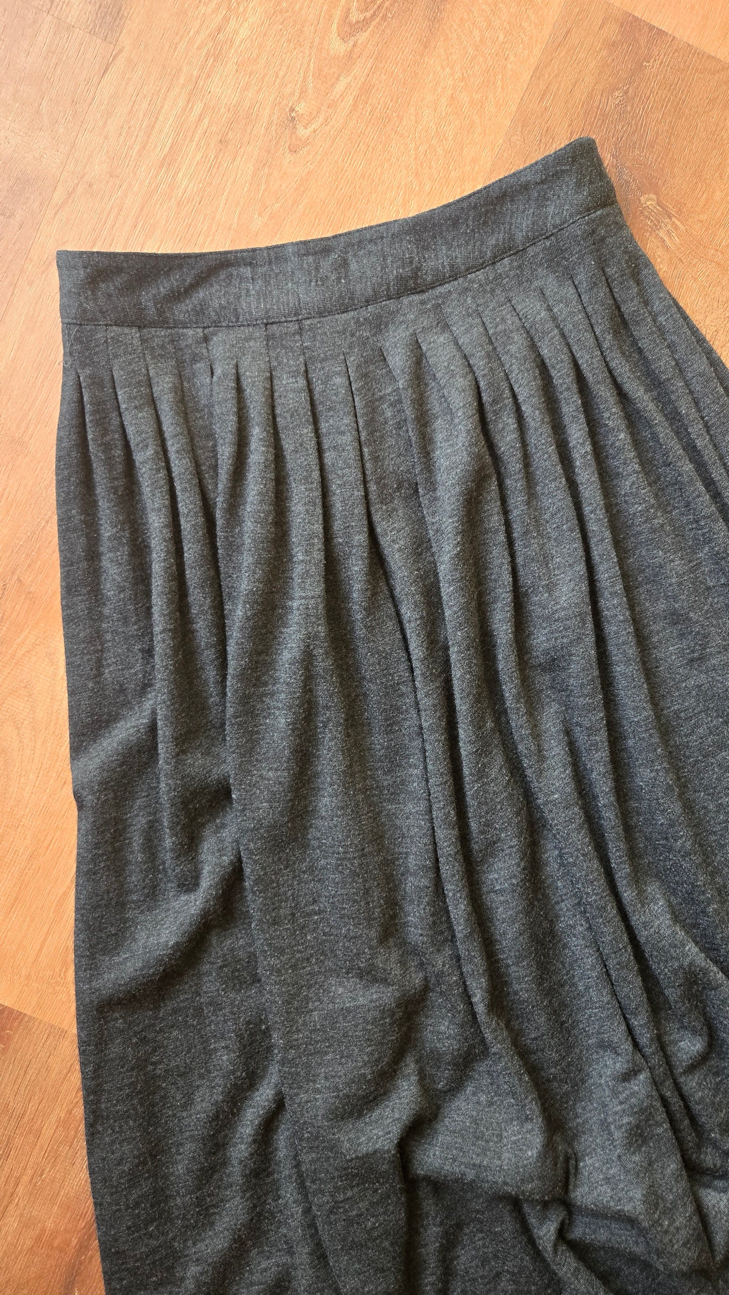 Jones Ny charcoal jersey pleated skirt