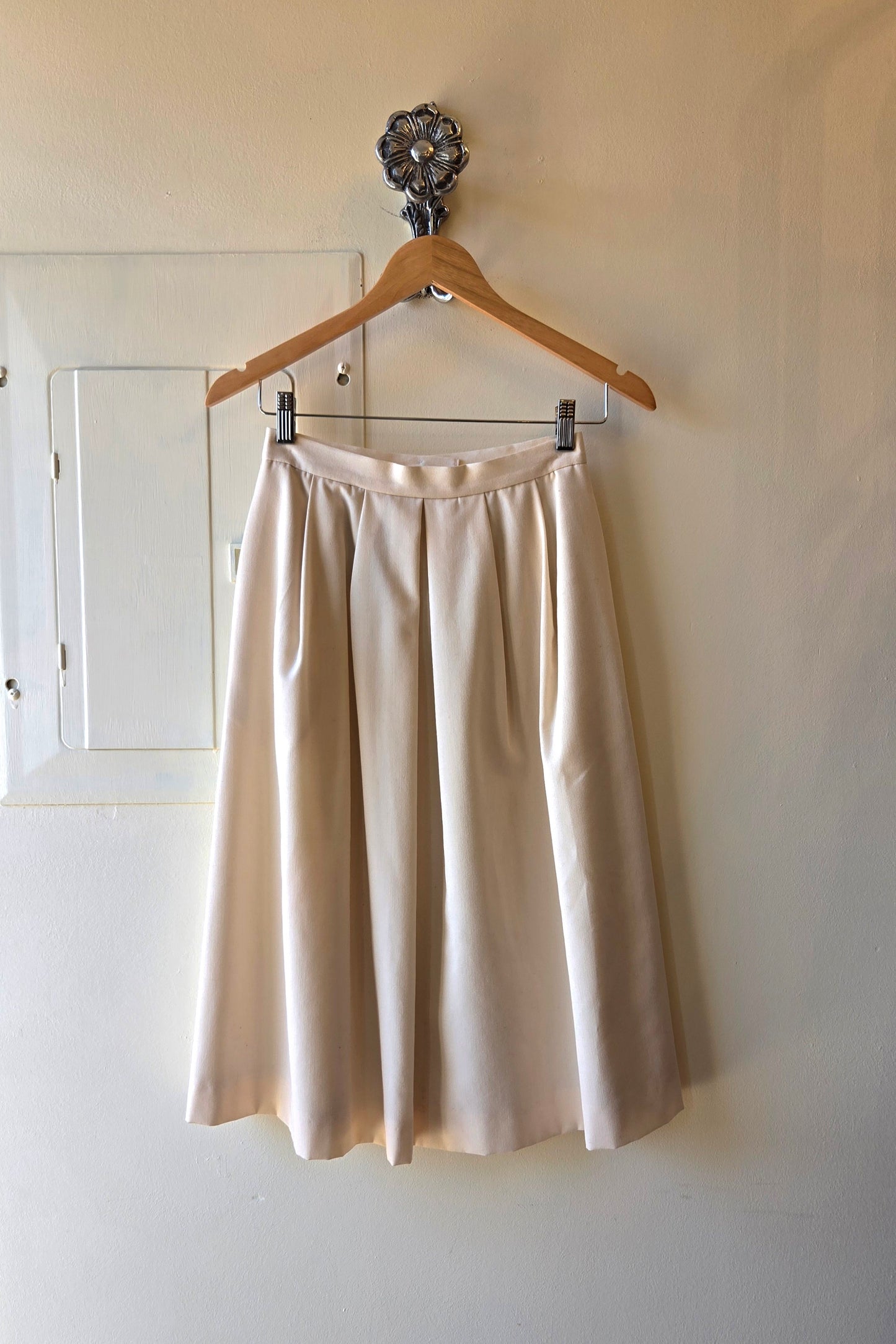 Cream pleated skirt - pockets!