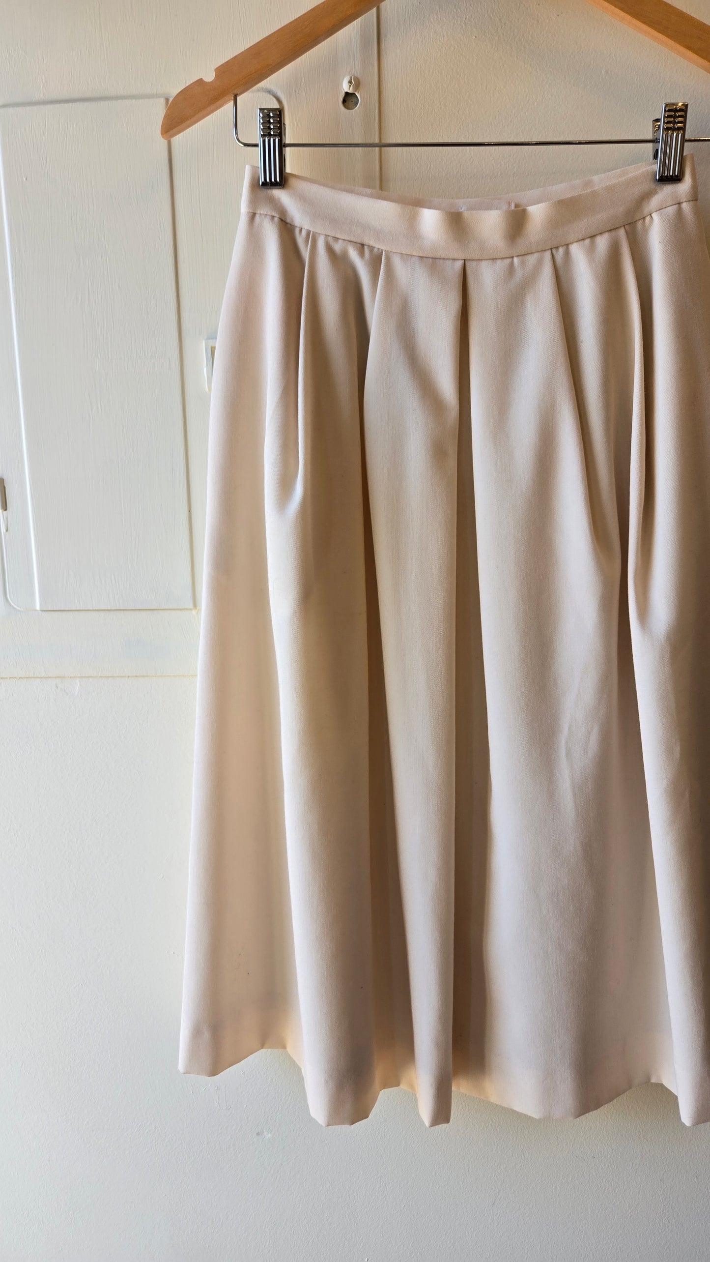 Cream pleated skirt - pockets!