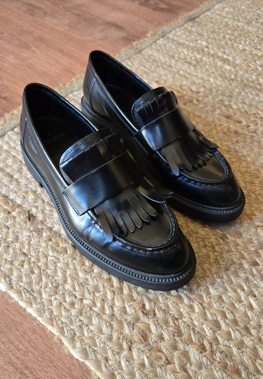 Vagabond black kilty loafers