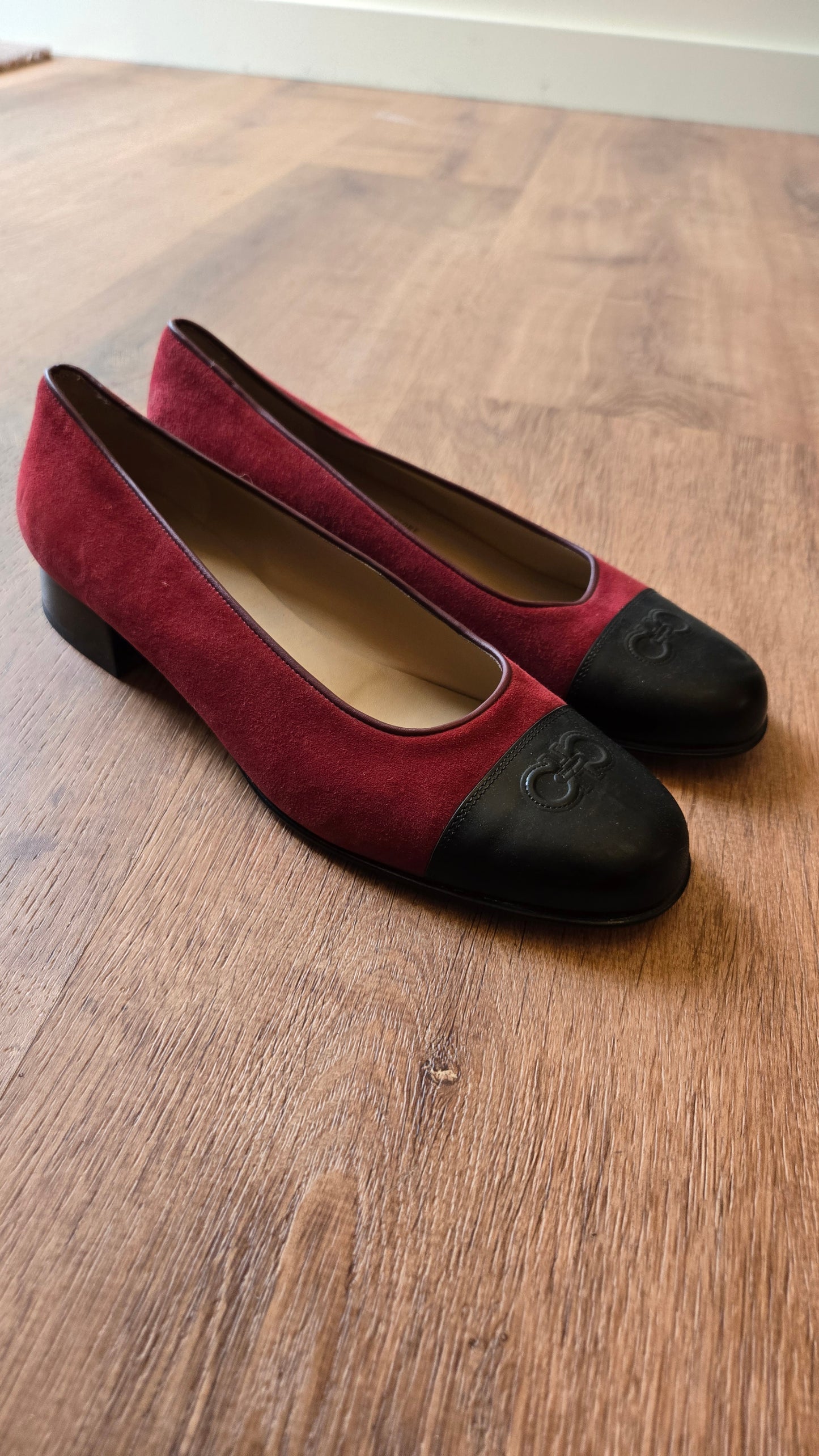 Unworn Ferragamo cap toe flats