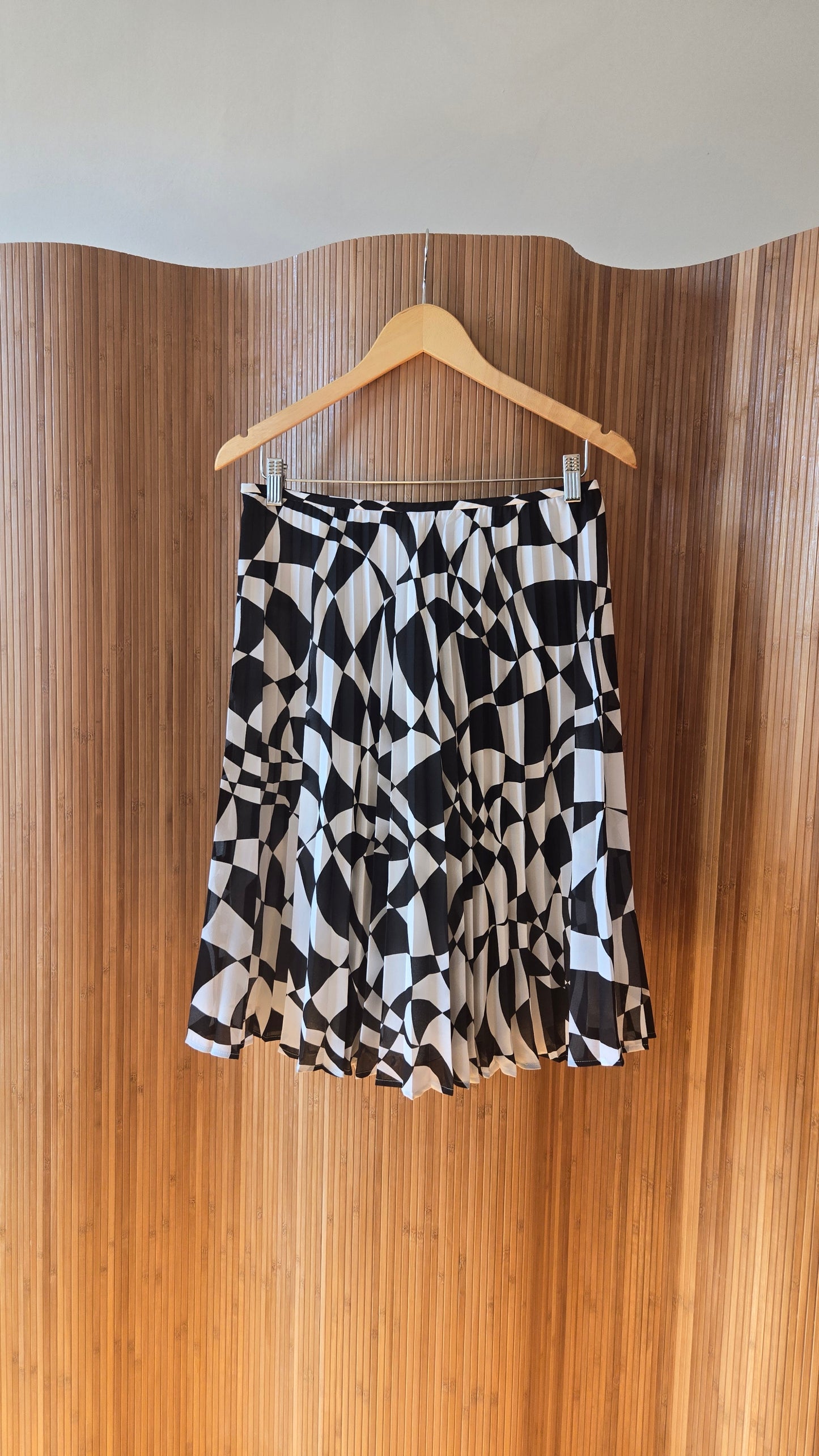 Lord & Taylor B&W psychedelic check pleated skirt
