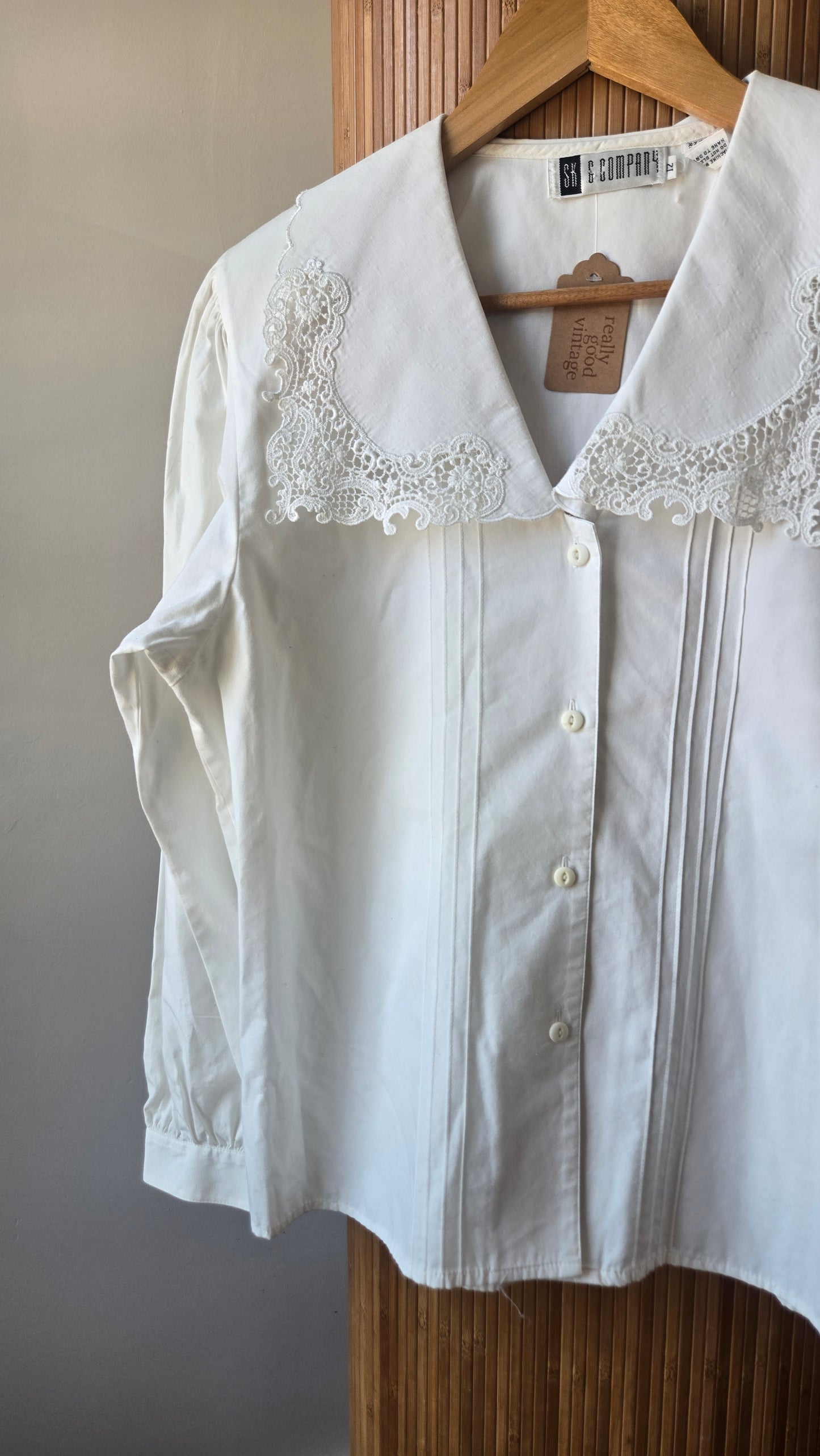 SK company big collar blouse