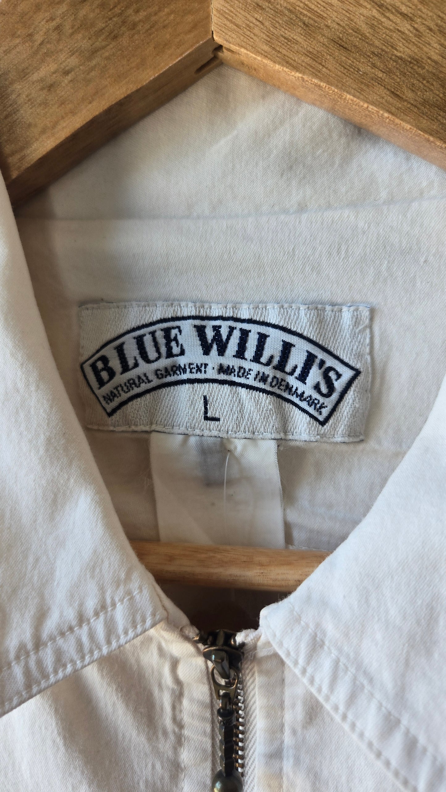 Blue Willi's white zip top