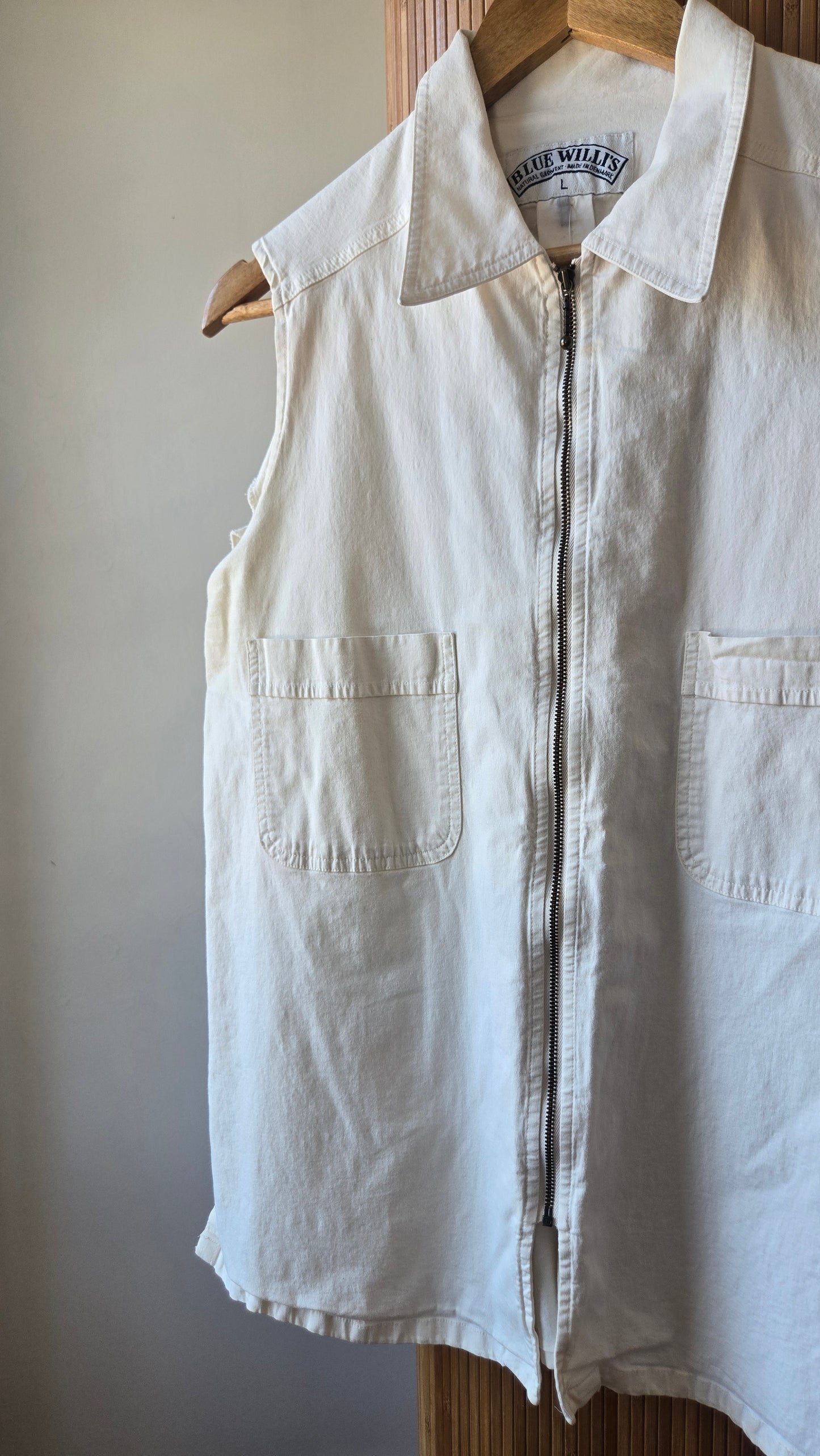 Blue Willi's white zip top