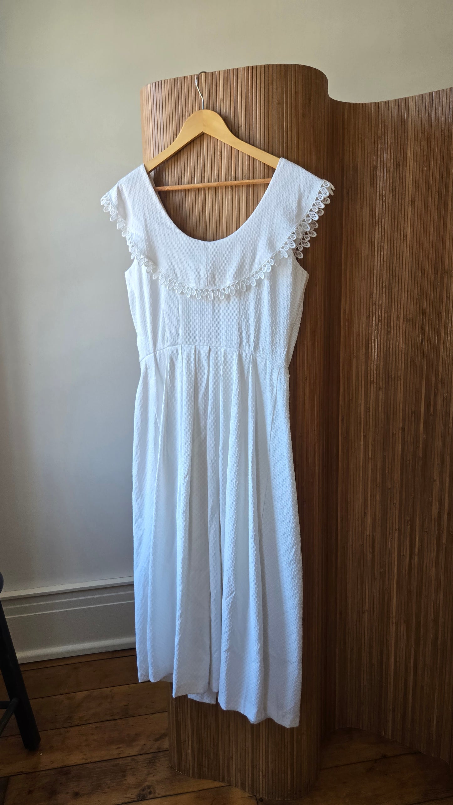 Leslie Lucks white collar dress!