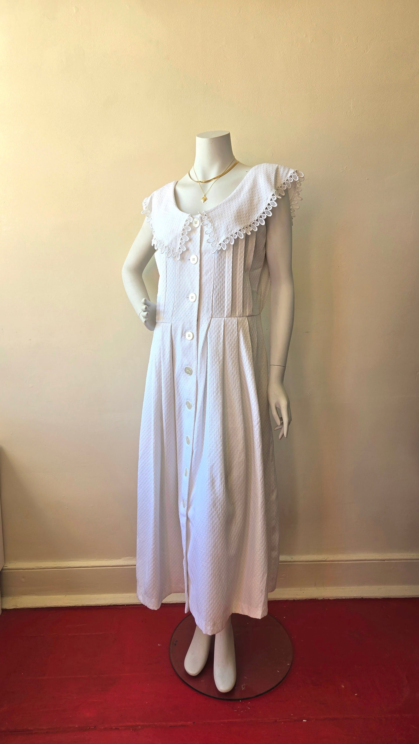 Leslie Lucks white collar dress!