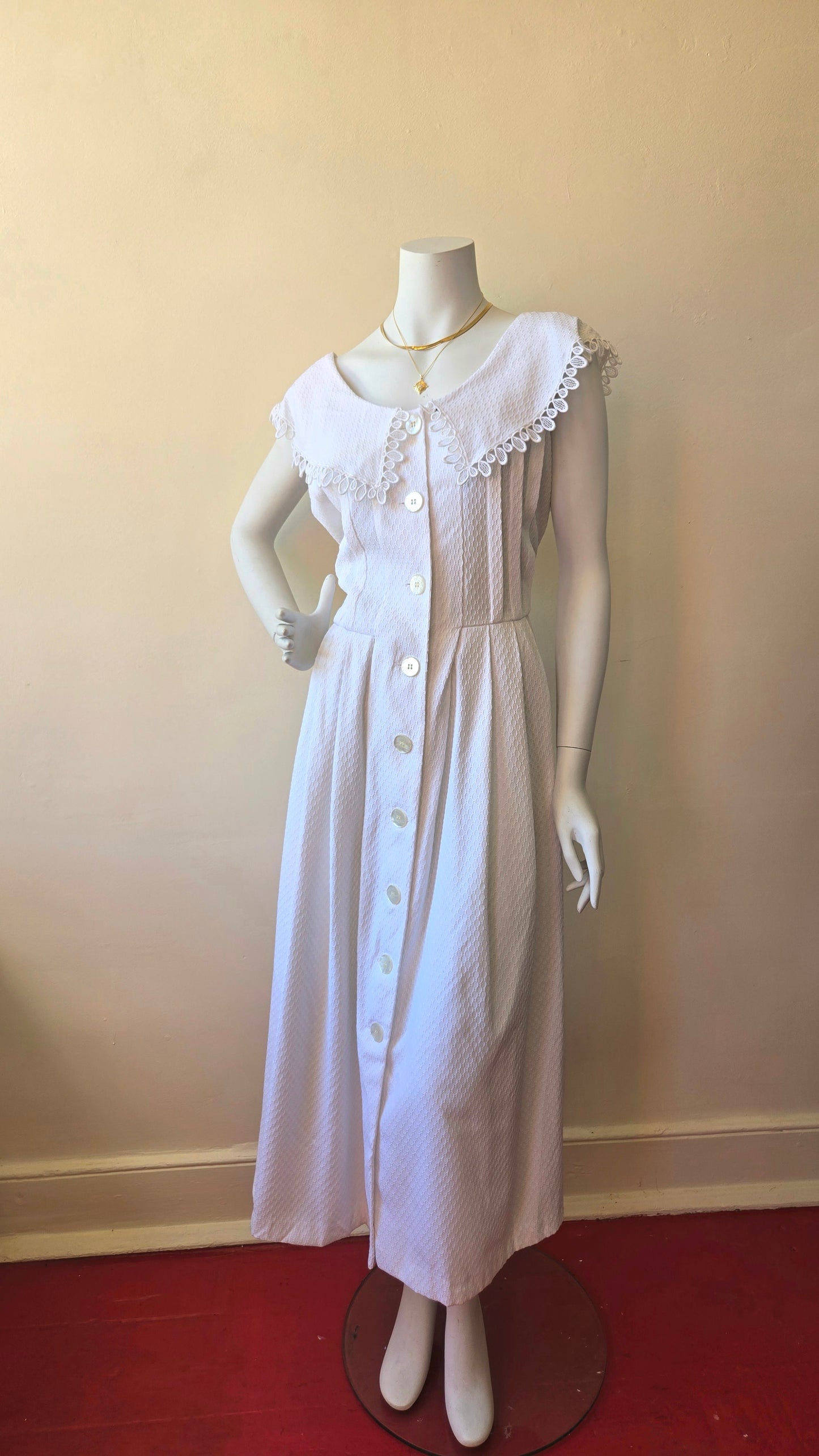 Leslie Lucks white collar dress!
