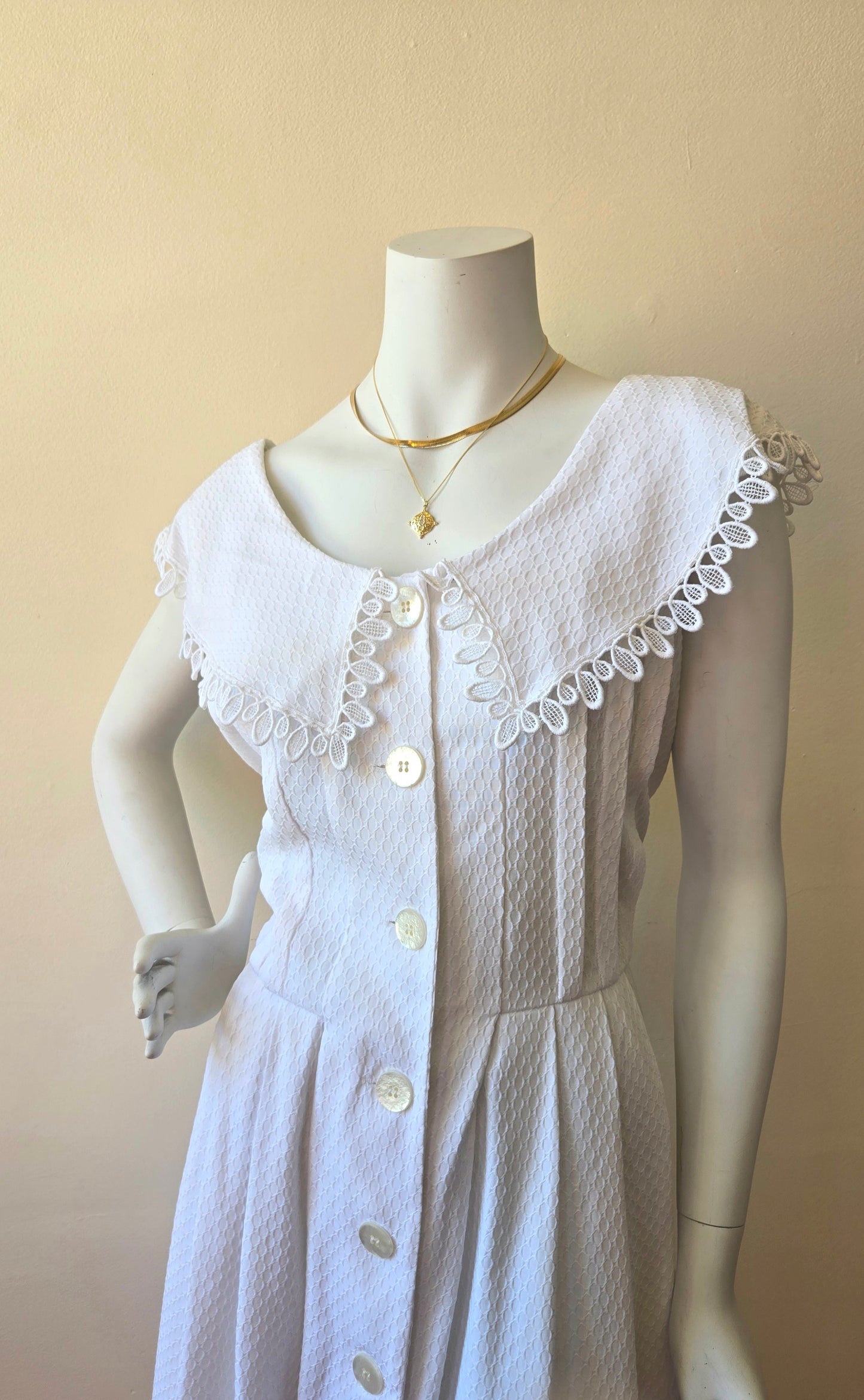 Leslie Lucks white collar dress!