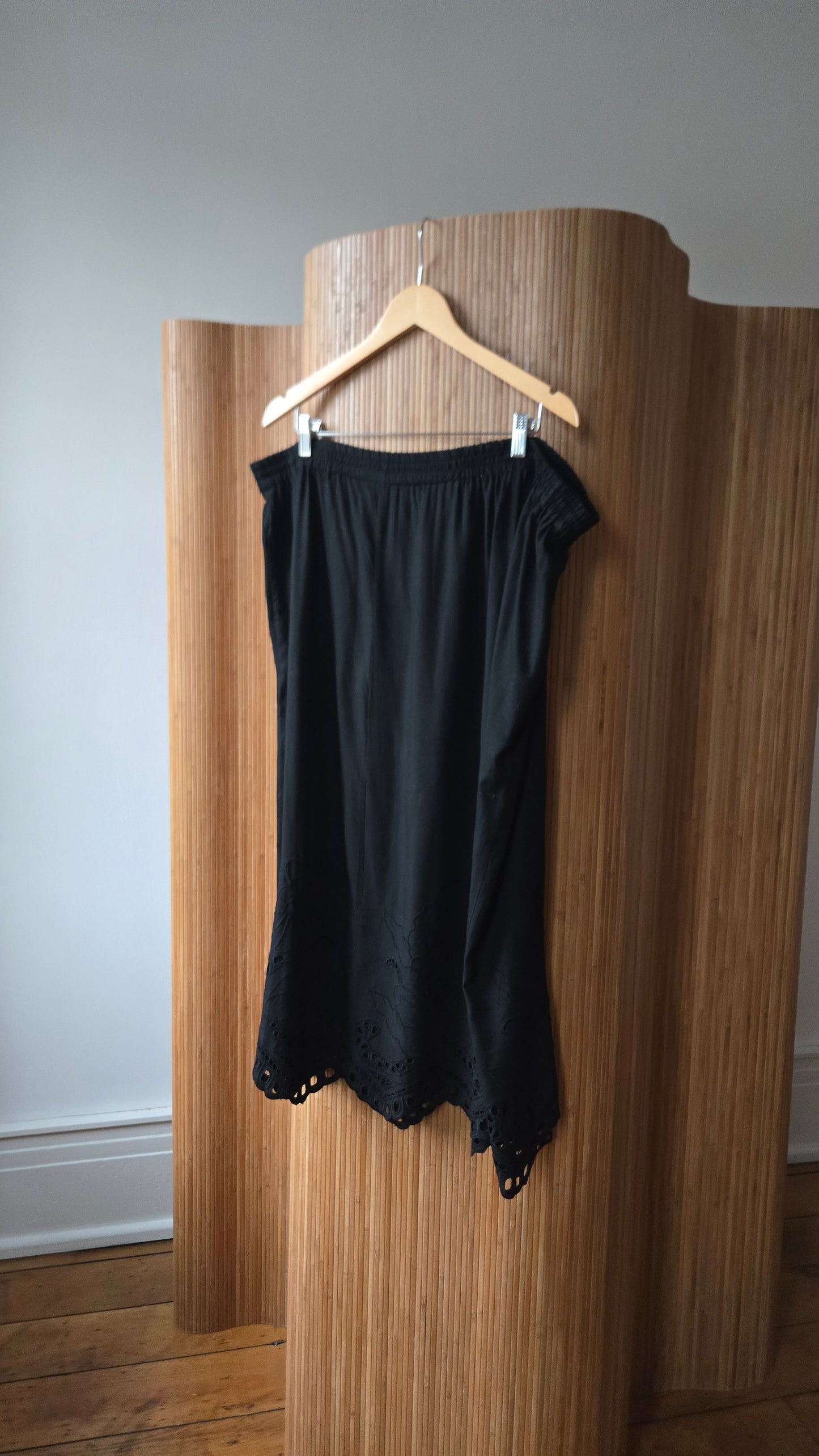 Black floral cut-lace hem skirt