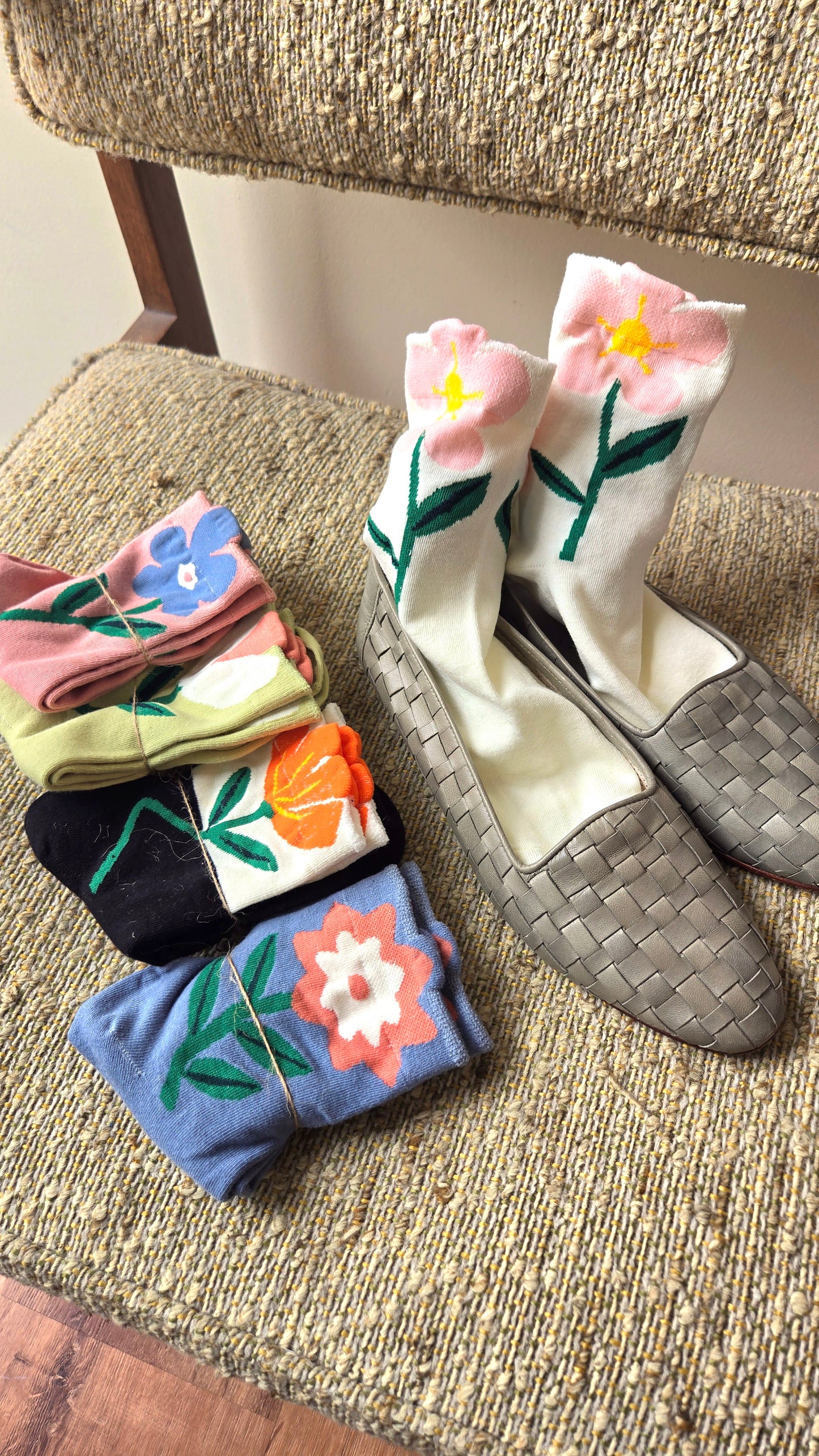 Solid flower-top socks