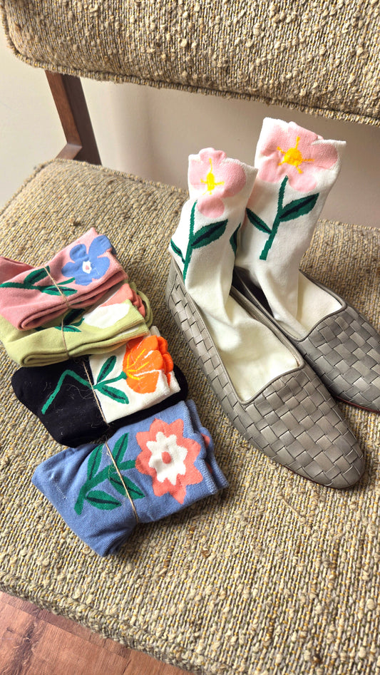 Solid flower-top socks