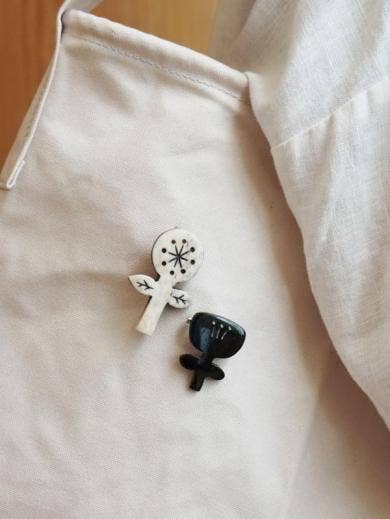 AXCIS BROOCH FLOWER: Black