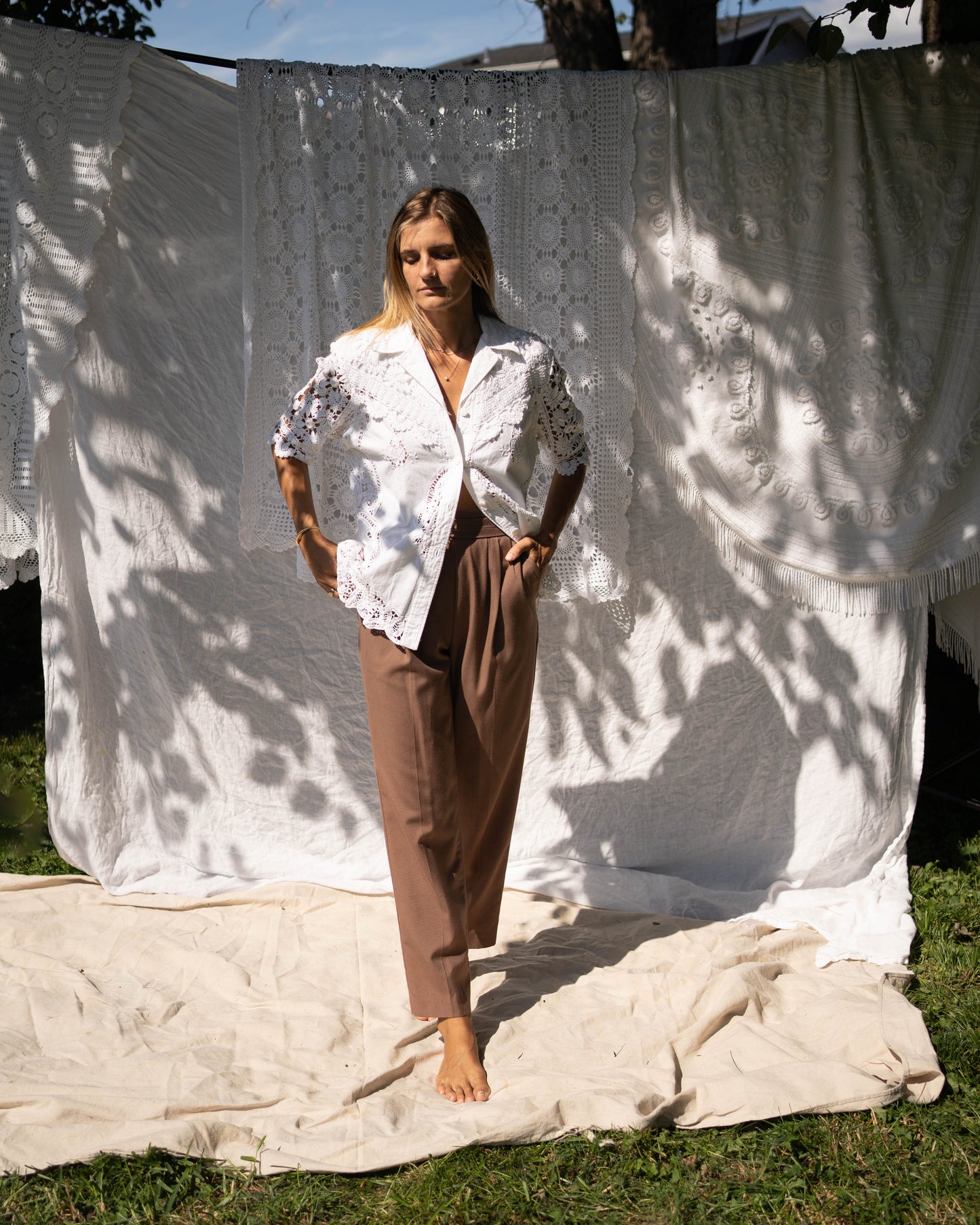 Brown pleated cummerbund pants