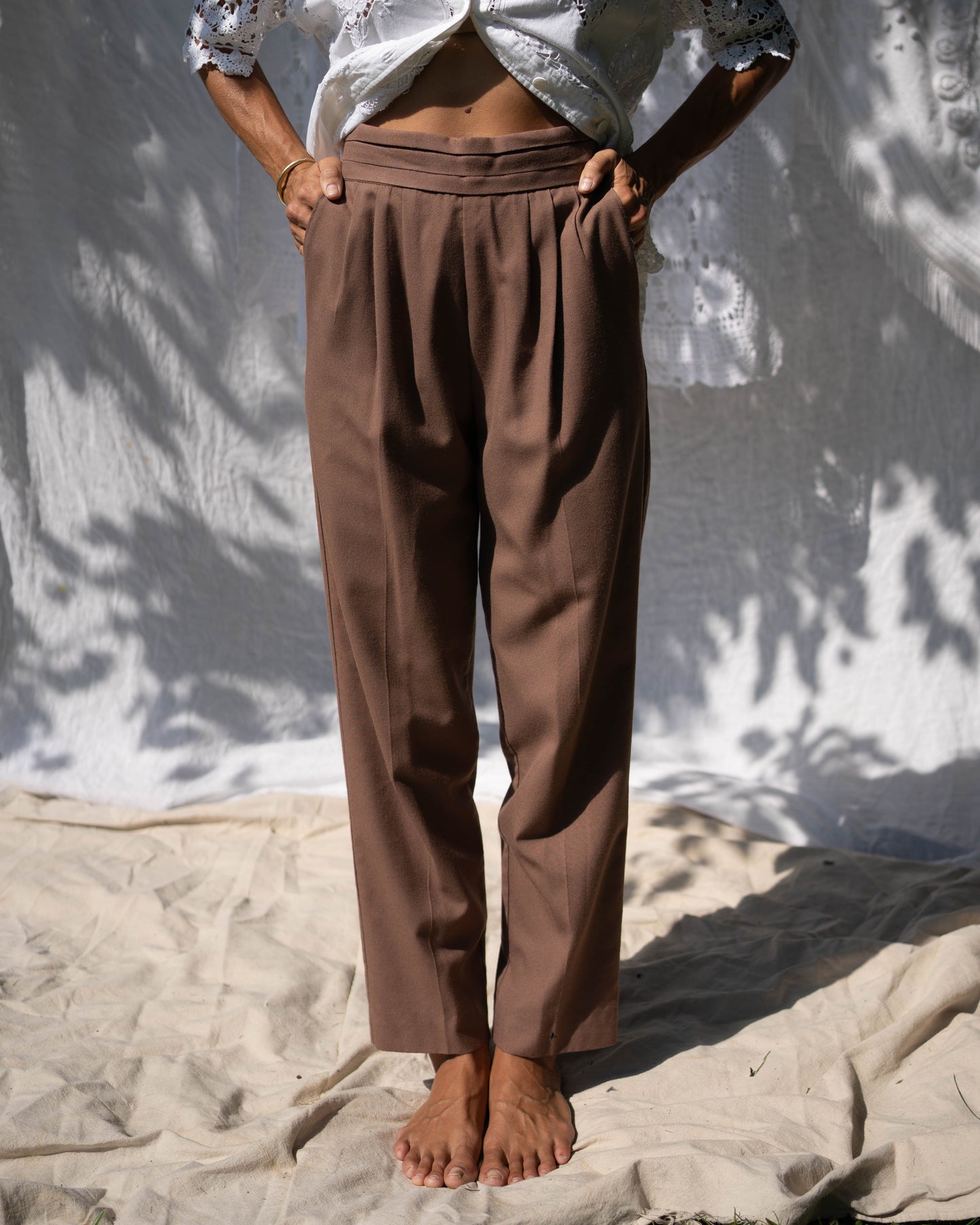 Brown pleated cummerbund pants