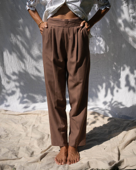 Brown pleated cummerbund pants