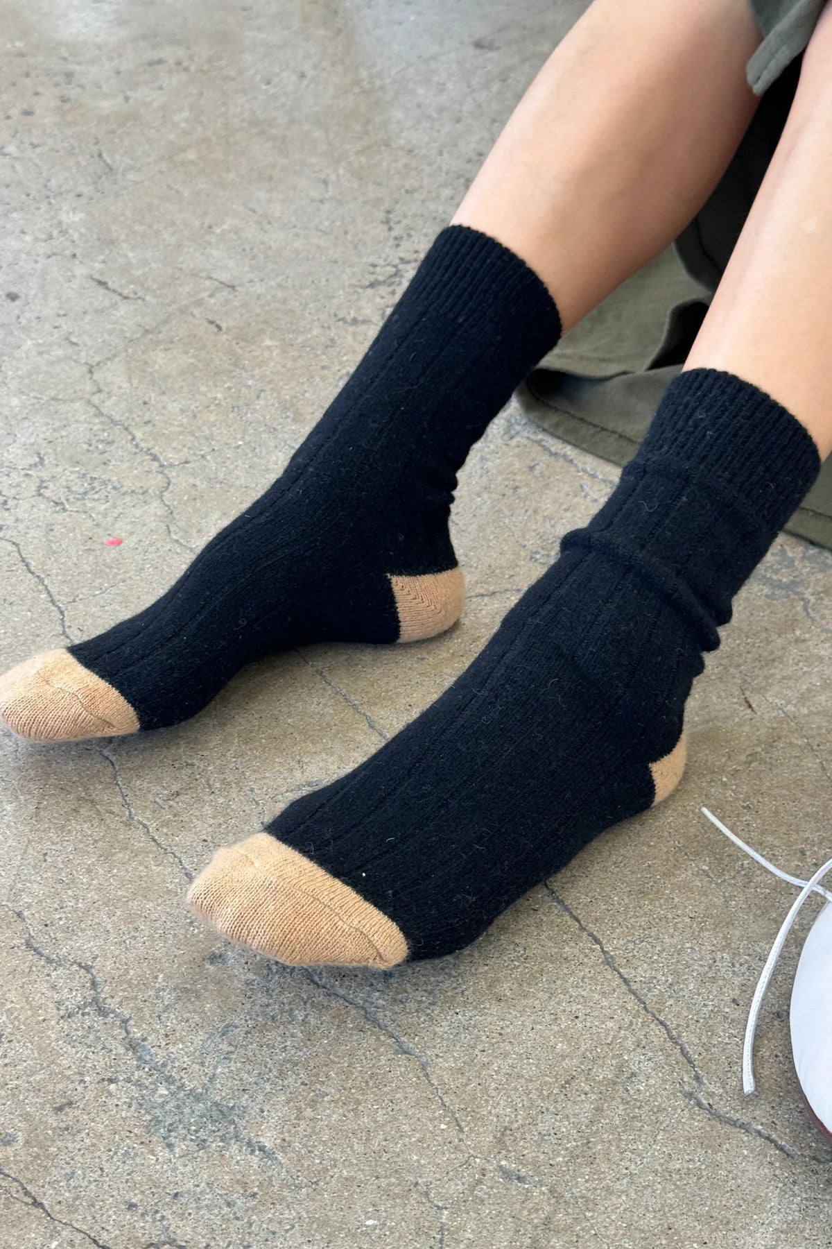 Le Bon Shoppe cashmere socks - black & oat